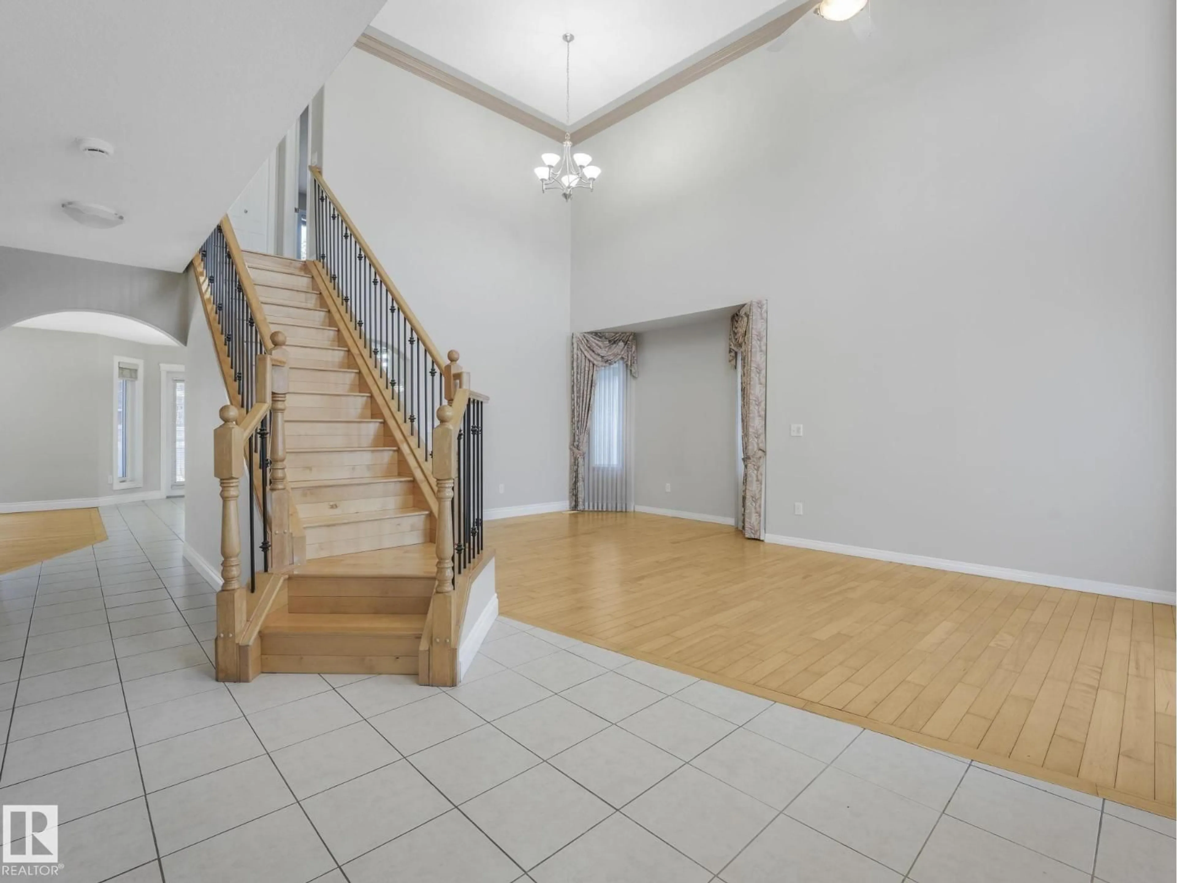 Indoor foyer for 13459 140 AV, Edmonton Alberta T6V1W4