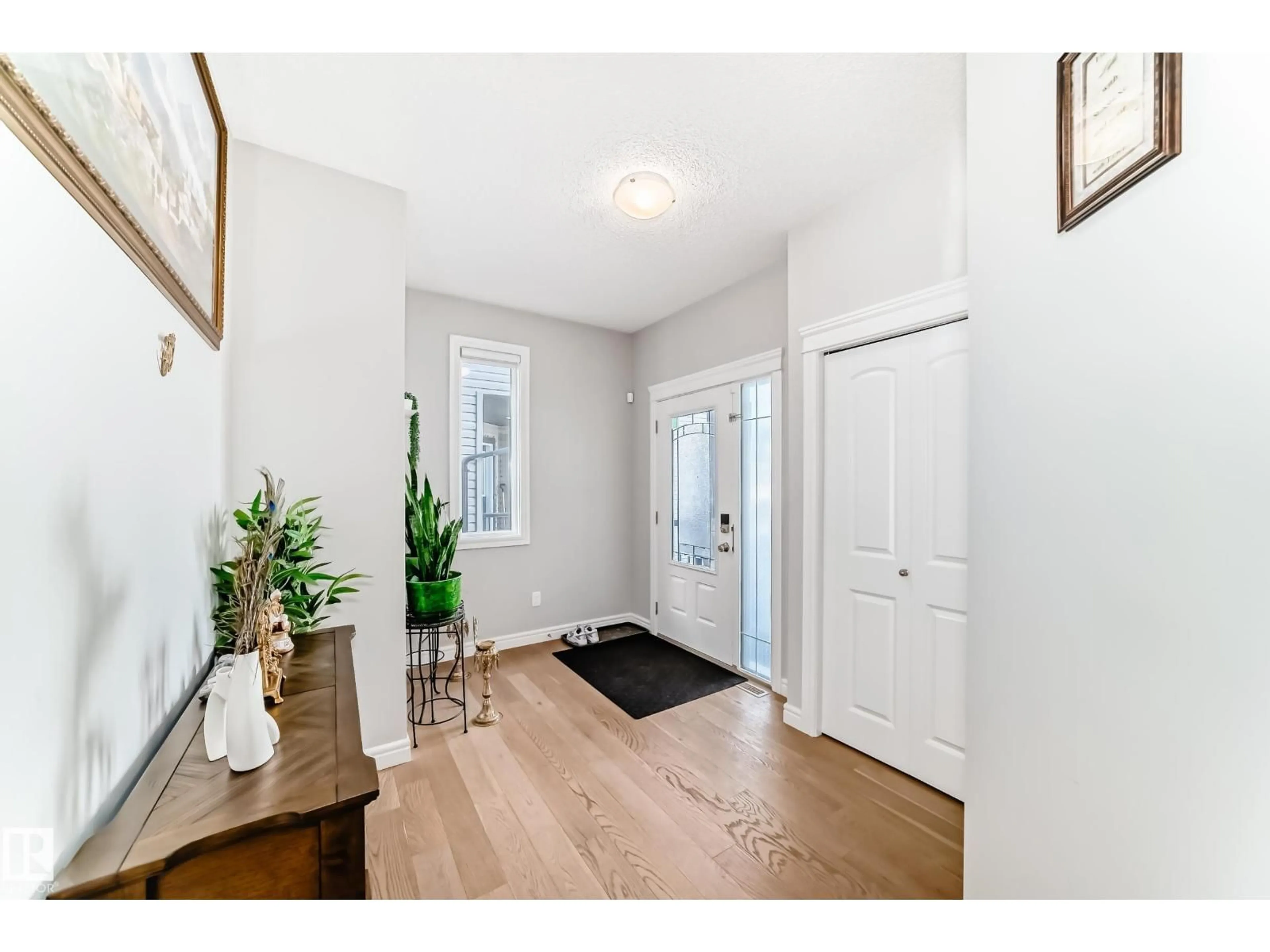 Indoor entryway for 22407 99 AV, Edmonton Alberta T5T7C2