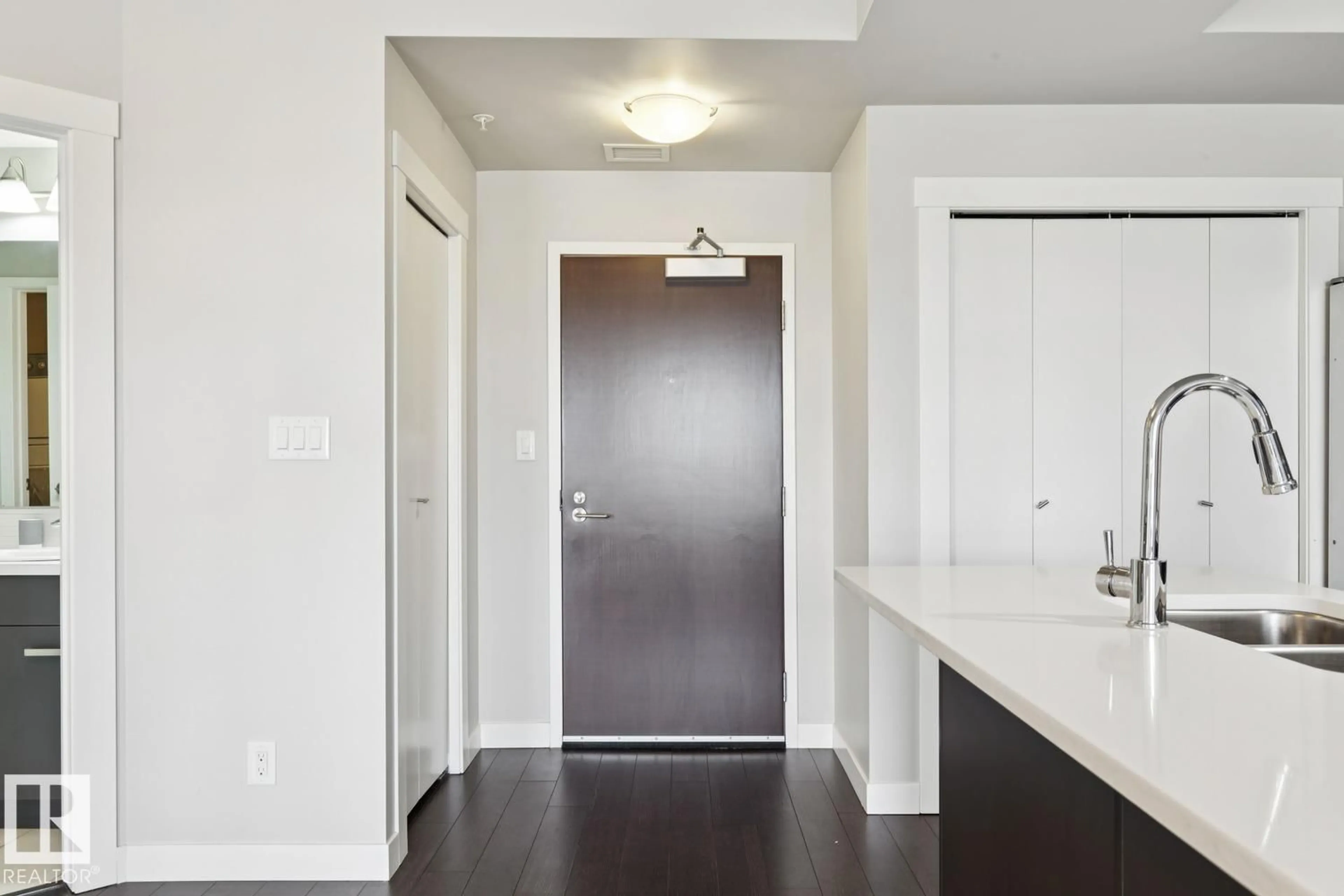Indoor entryway for 905 - 10410 102 AV, Edmonton Alberta T5J0E9