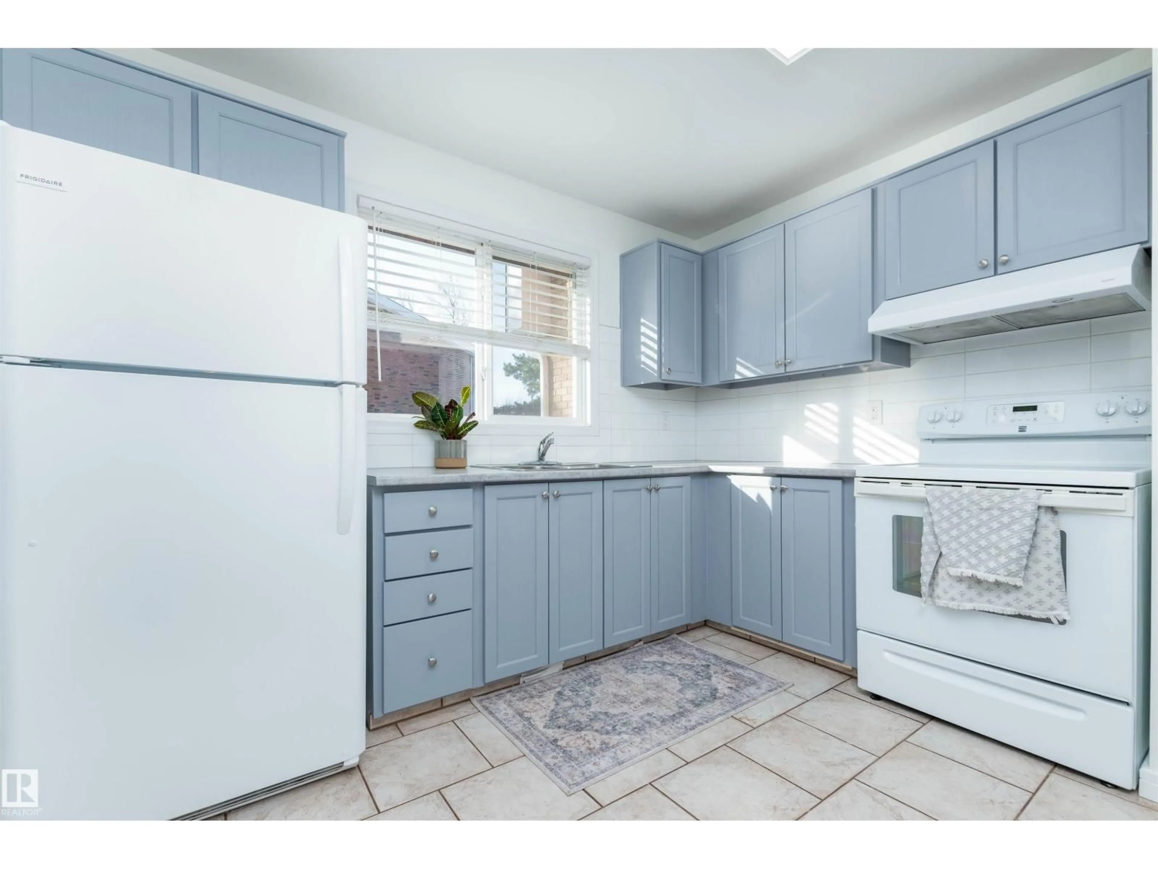 Standard kitchen, unknown for 135 GREAT OAKS, Sherwood Park Alberta T8A0V8