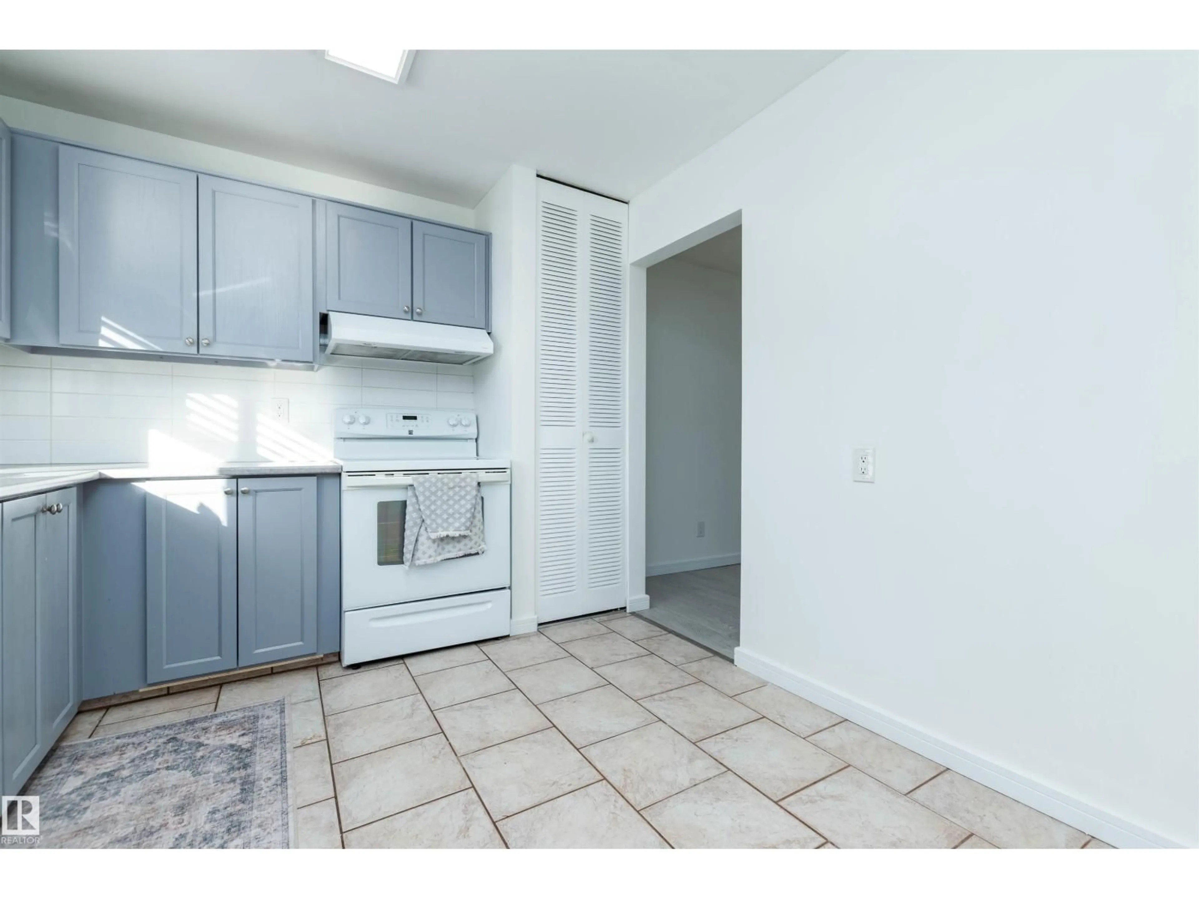Standard kitchen, unknown for 135 GREAT OAKS, Sherwood Park Alberta T8A0V8