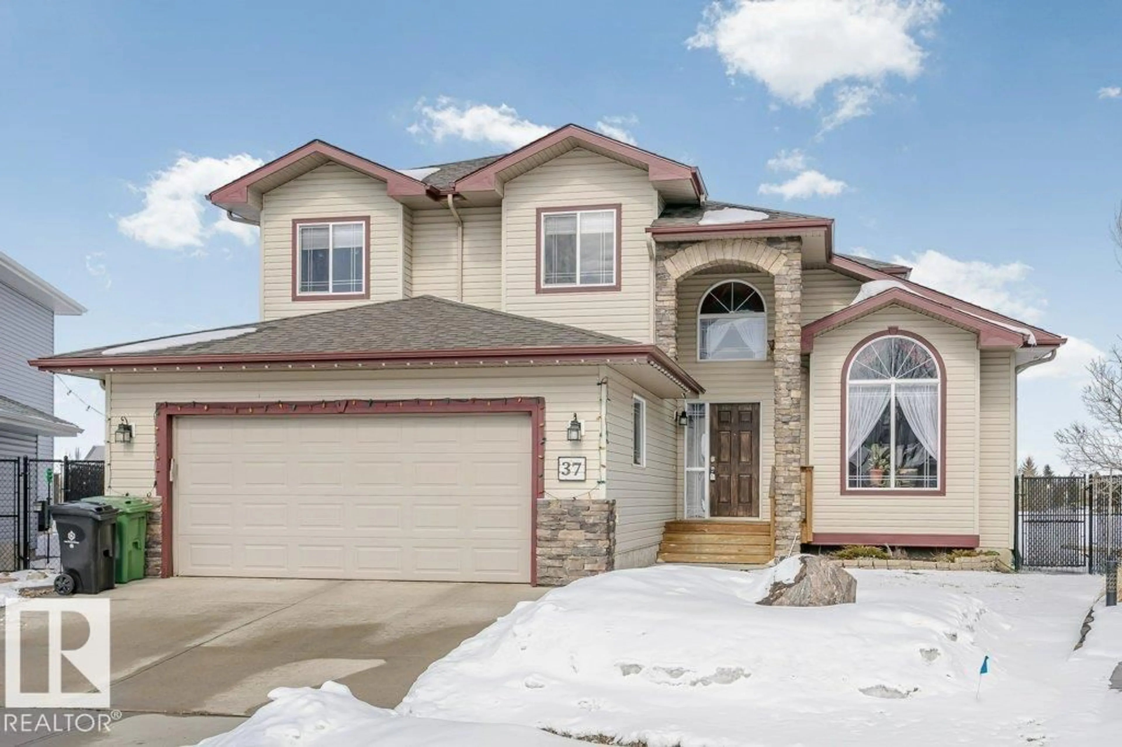 Home with vinyl exterior material, street for 37 WEDGEWOOD, Fort Saskatchewan Alberta T8L4S3