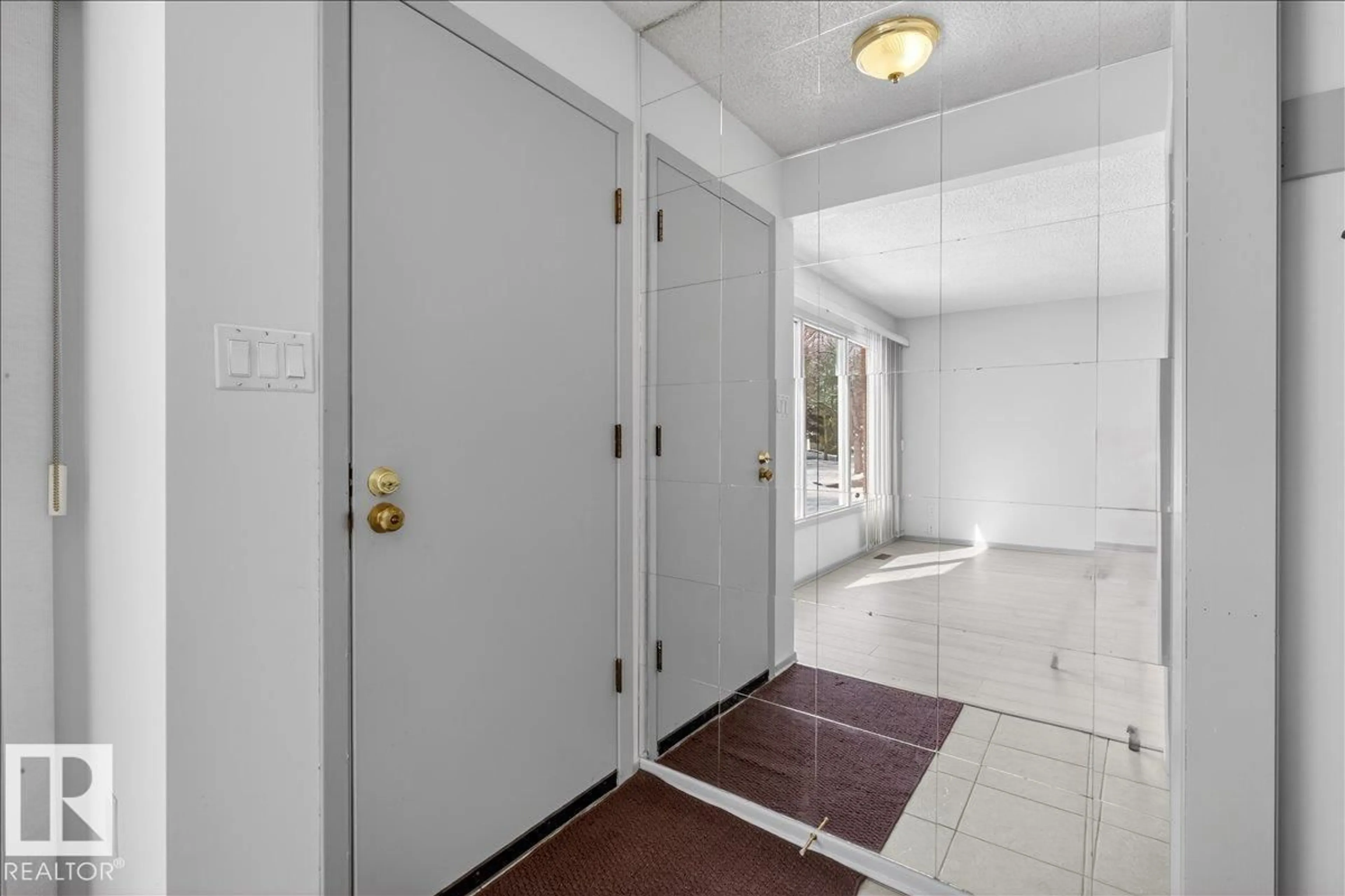 Indoor foyer for 11836 42 ST, Edmonton Alberta T5W2N4