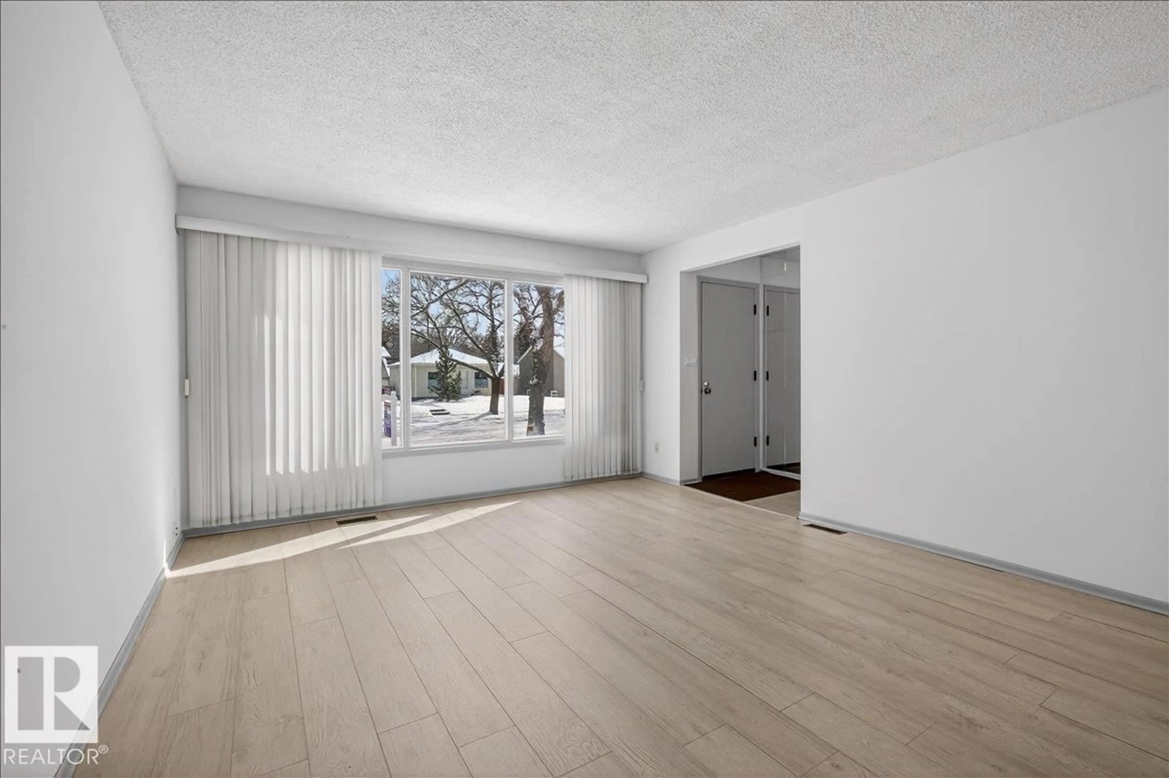 A pic of a room for 11836 42 ST, Edmonton Alberta T5W2N4