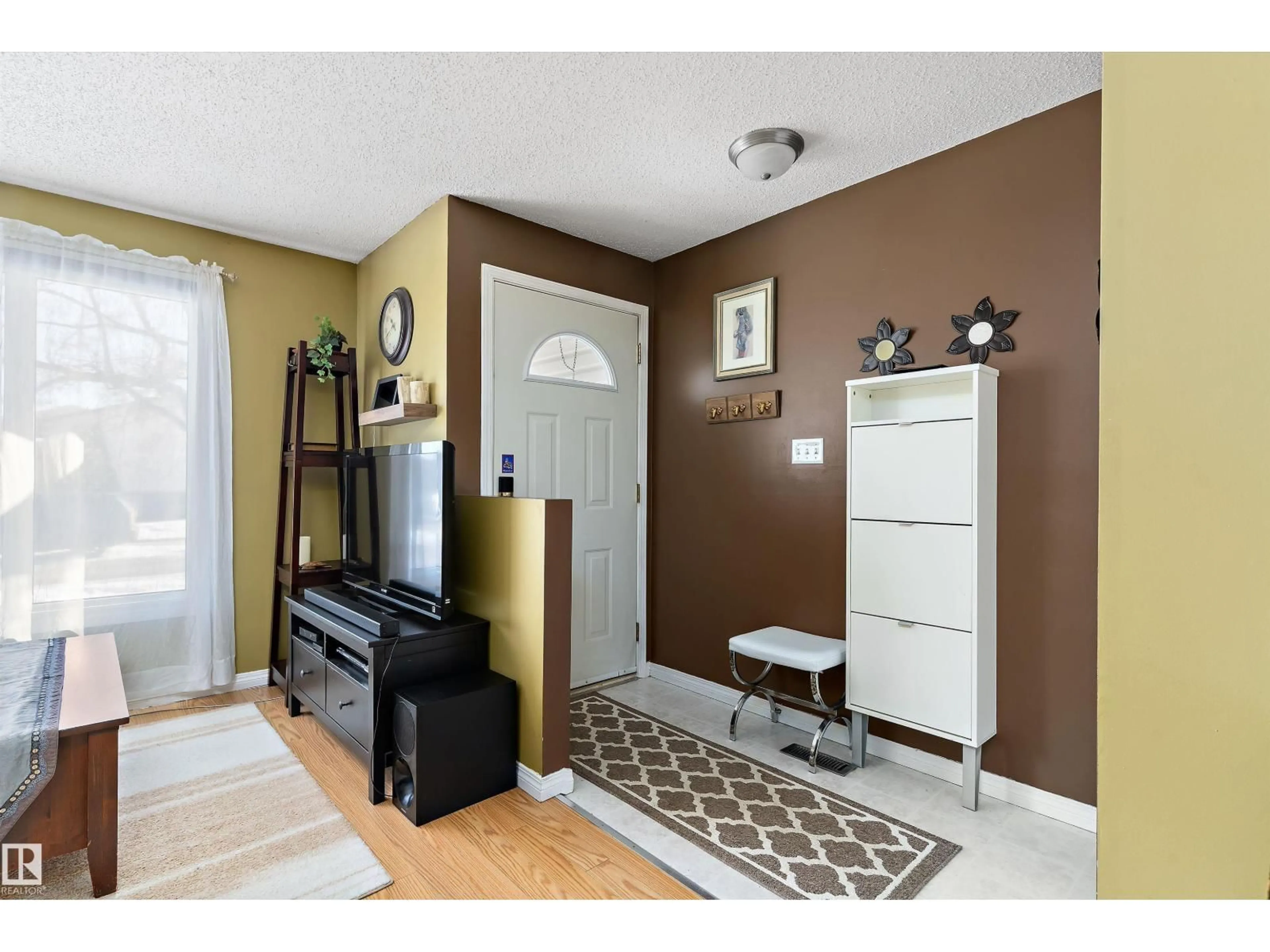 Indoor entryway for 17132 103 ST, Edmonton Alberta T5X4Z4