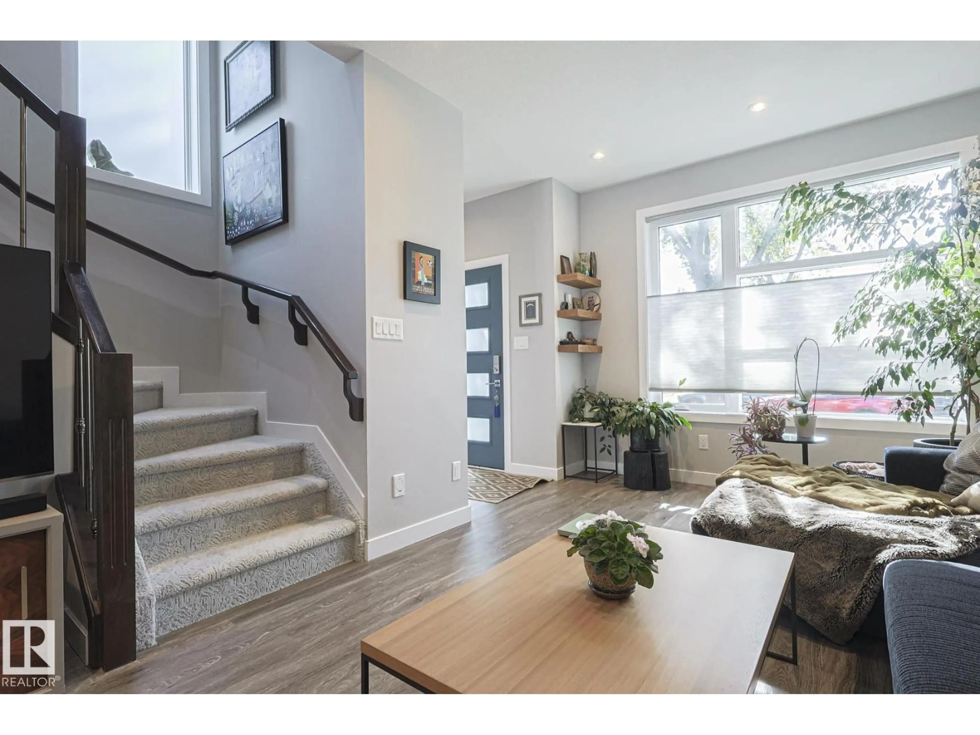 Indoor entryway for 10824 63 AV, Edmonton Alberta T6H1P8