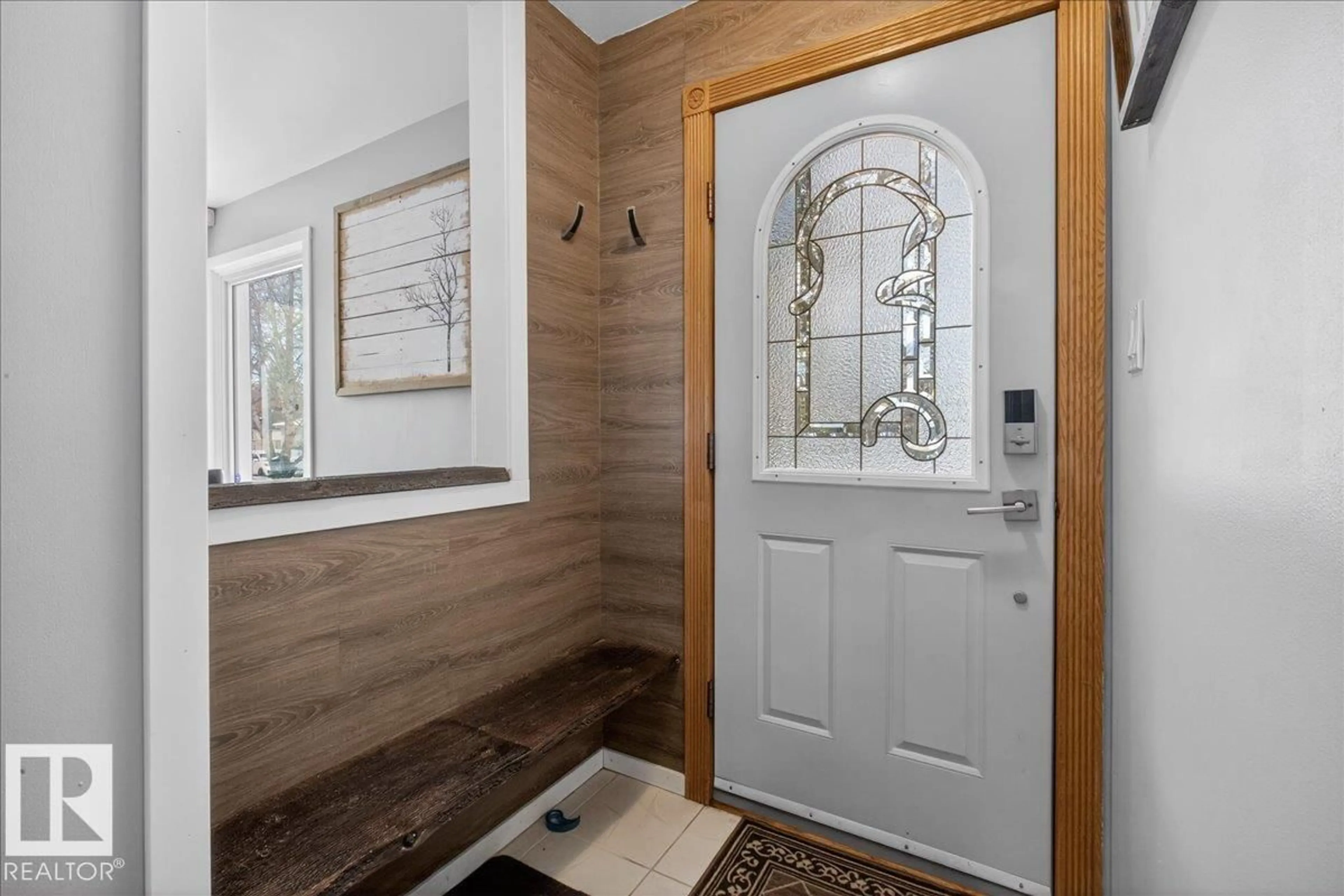 Indoor entryway for 11302 56 ST, Edmonton Alberta T5W3S4