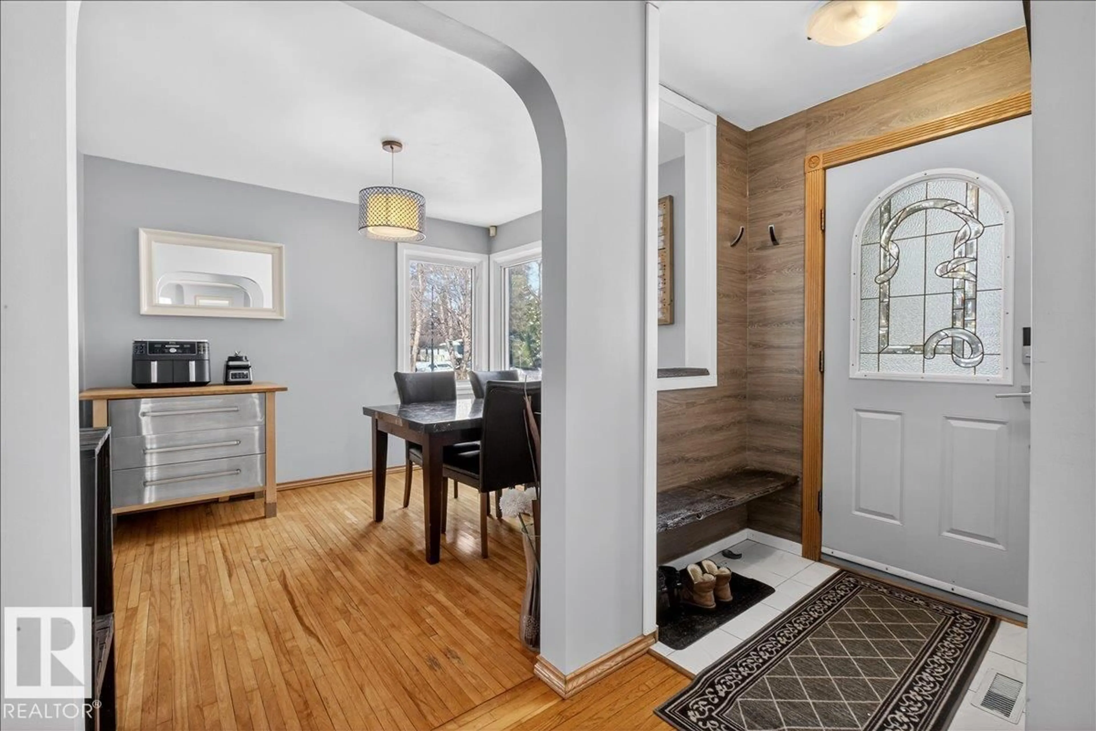 Indoor entryway for 11302 56 ST, Edmonton Alberta T5W3S4