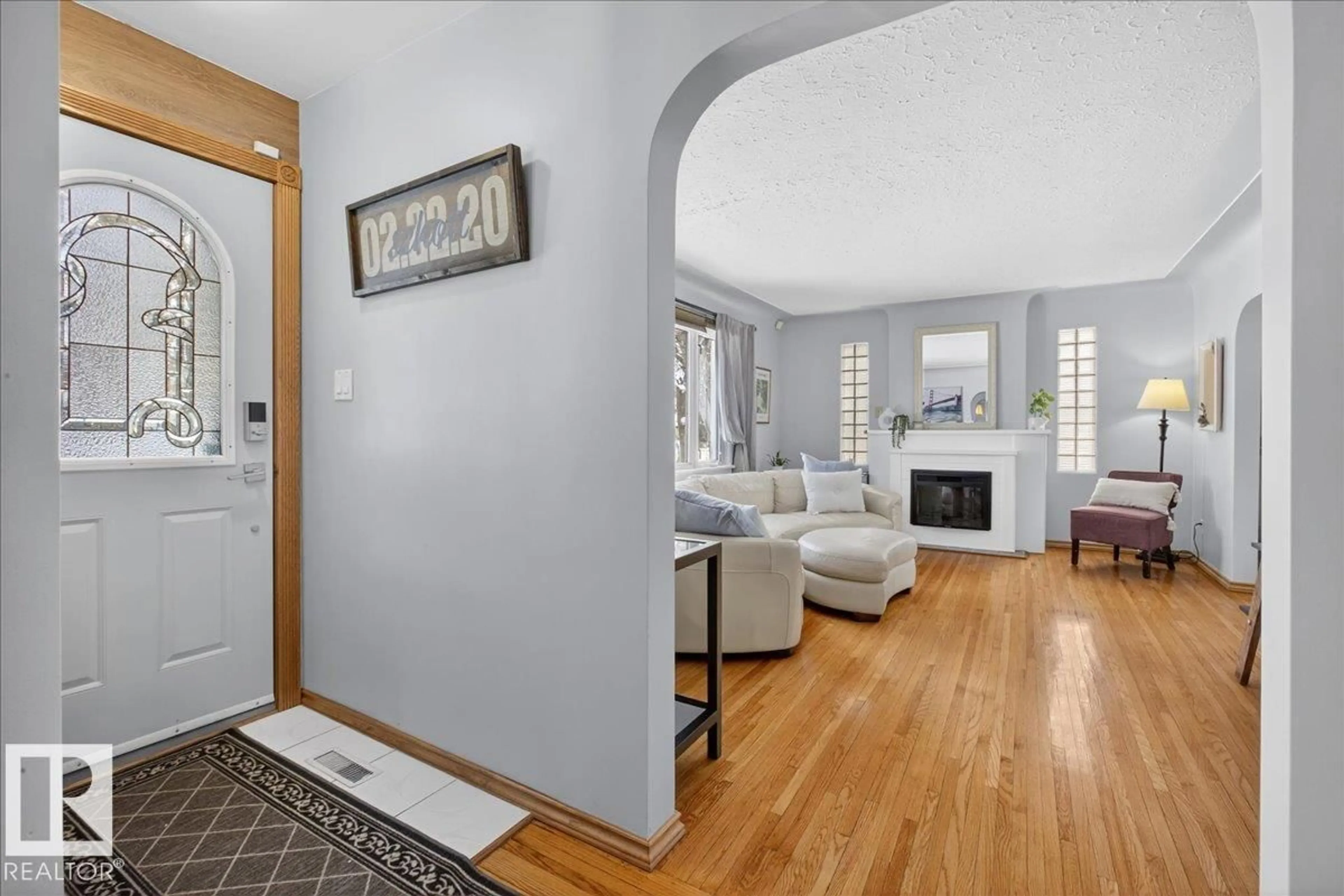 Indoor entryway for 11302 56 ST, Edmonton Alberta T5W3S4