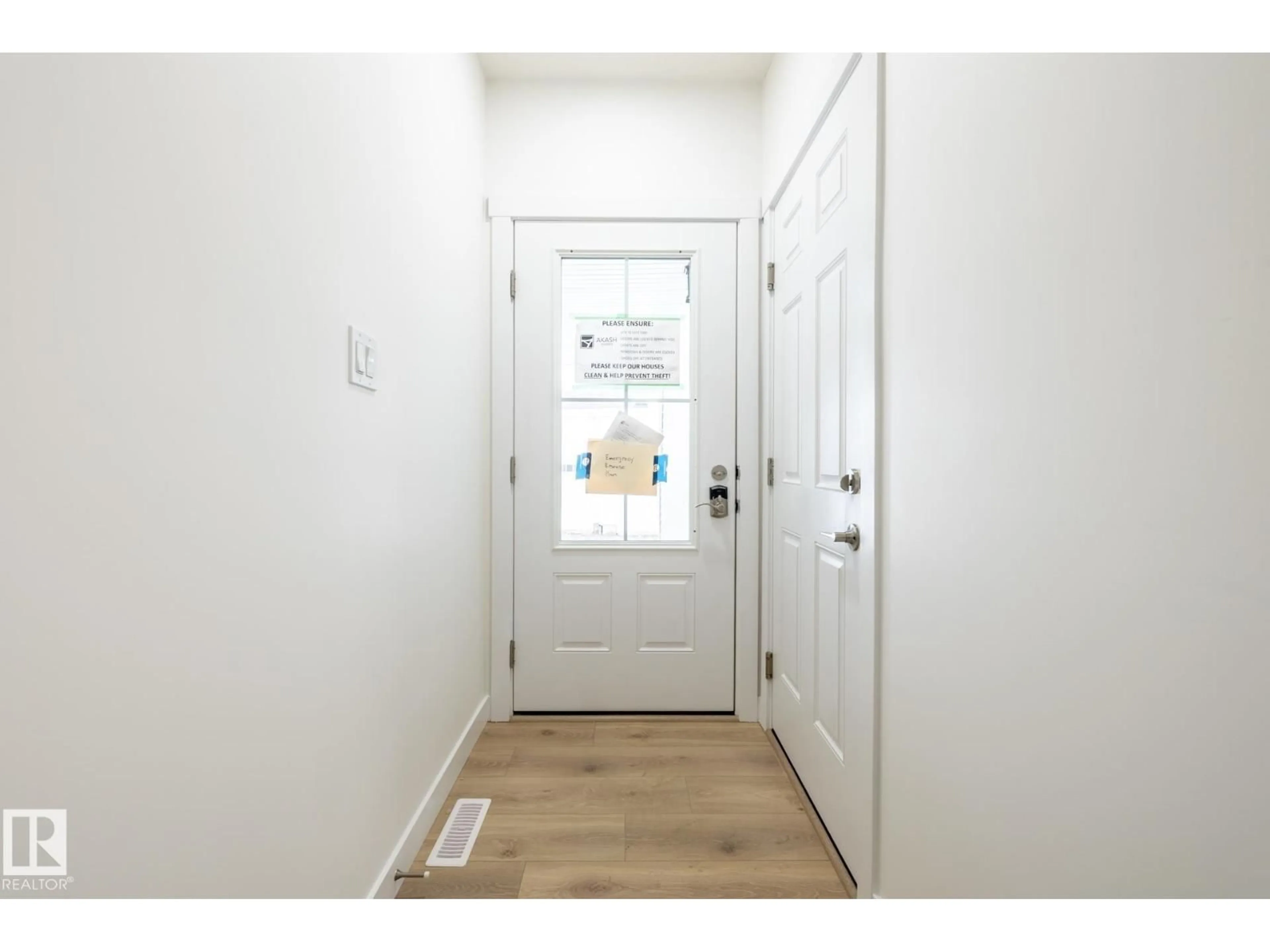 Indoor entryway for 7110 - 50 KESWICK CM, Edmonton Alberta T6W5P7