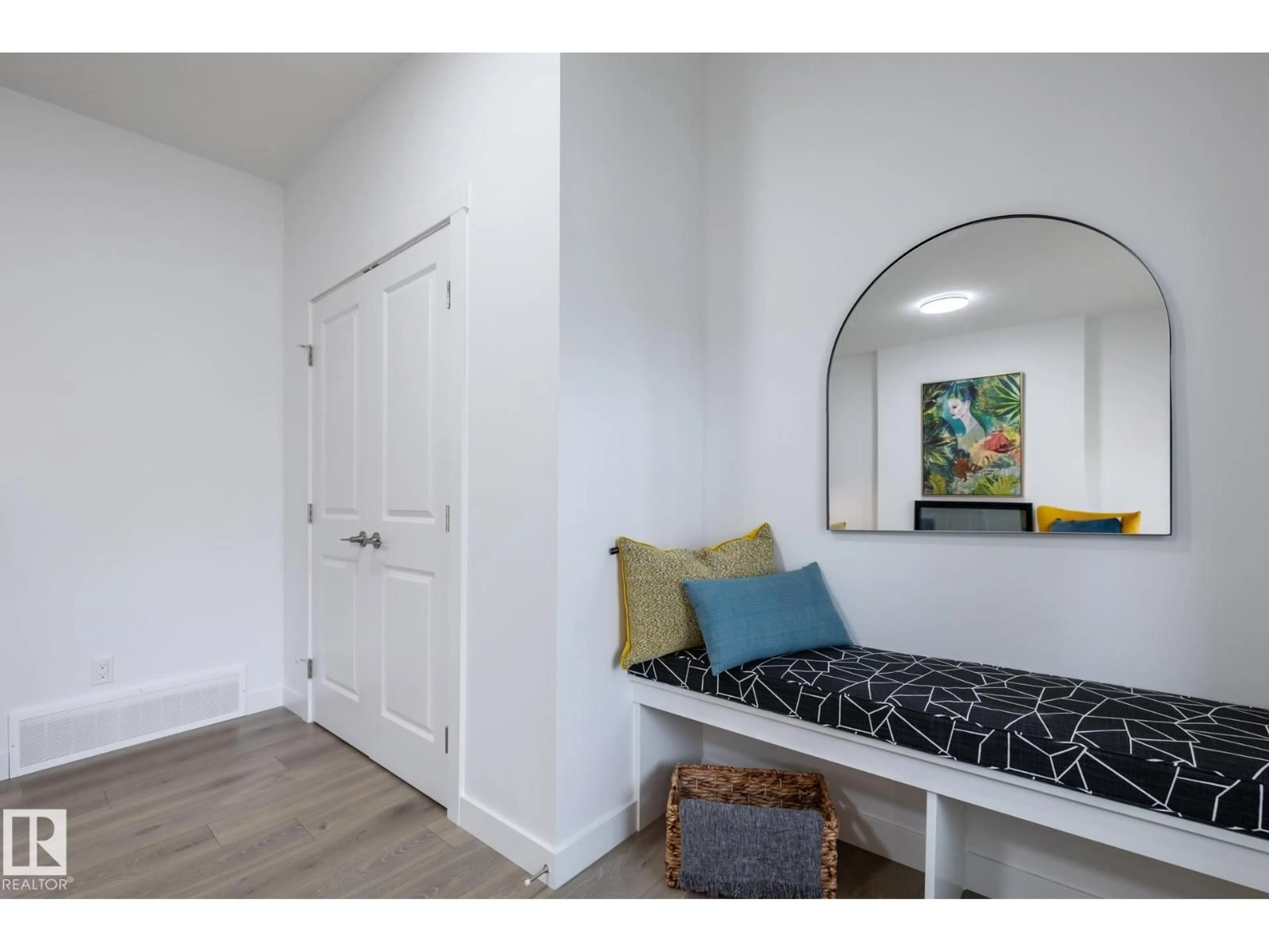 Indoor entryway for 20818 15A AV, Edmonton Alberta T6M1K7