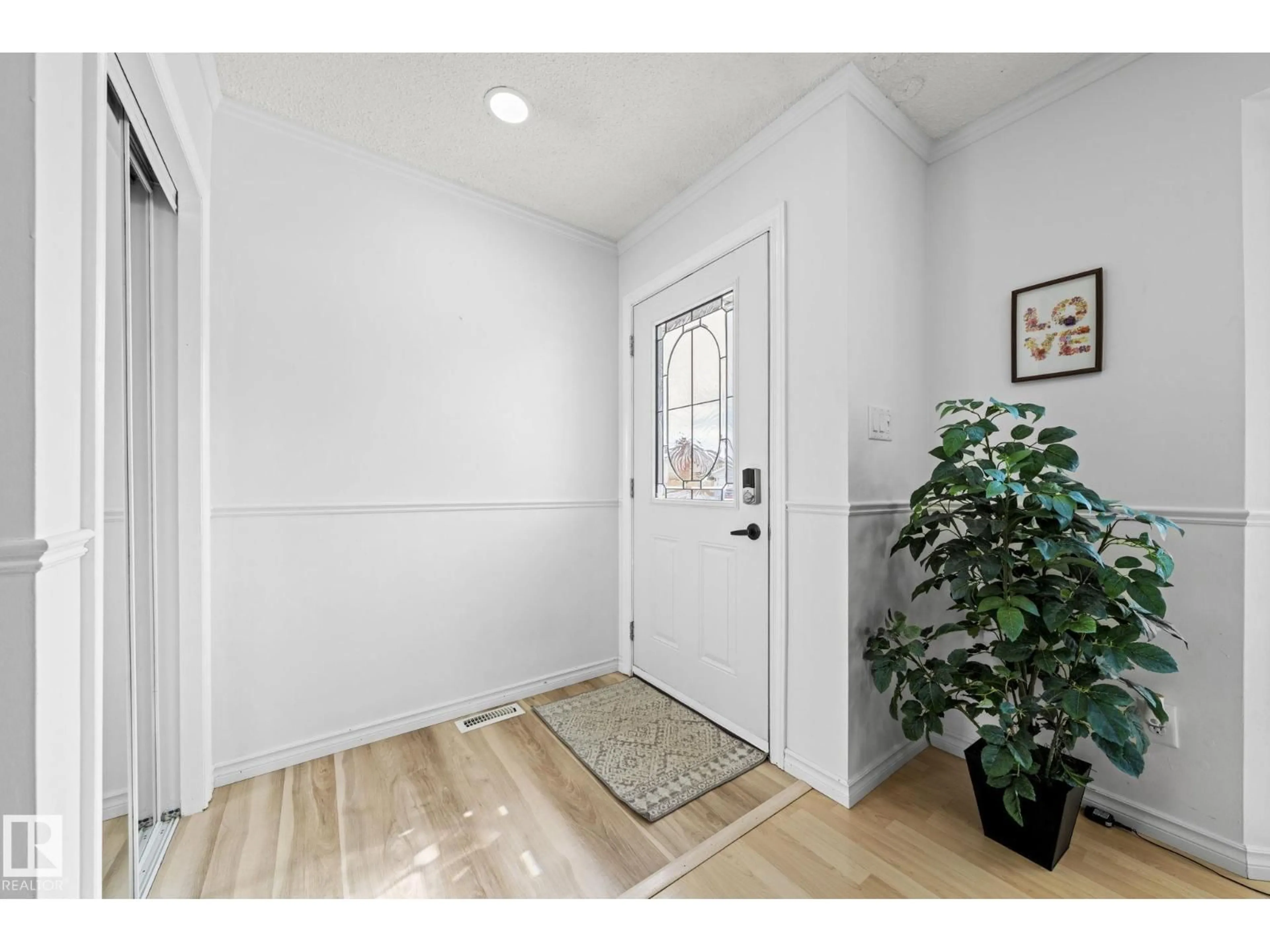 Indoor entryway for 5418 17A AV, Edmonton Alberta T6L1L2