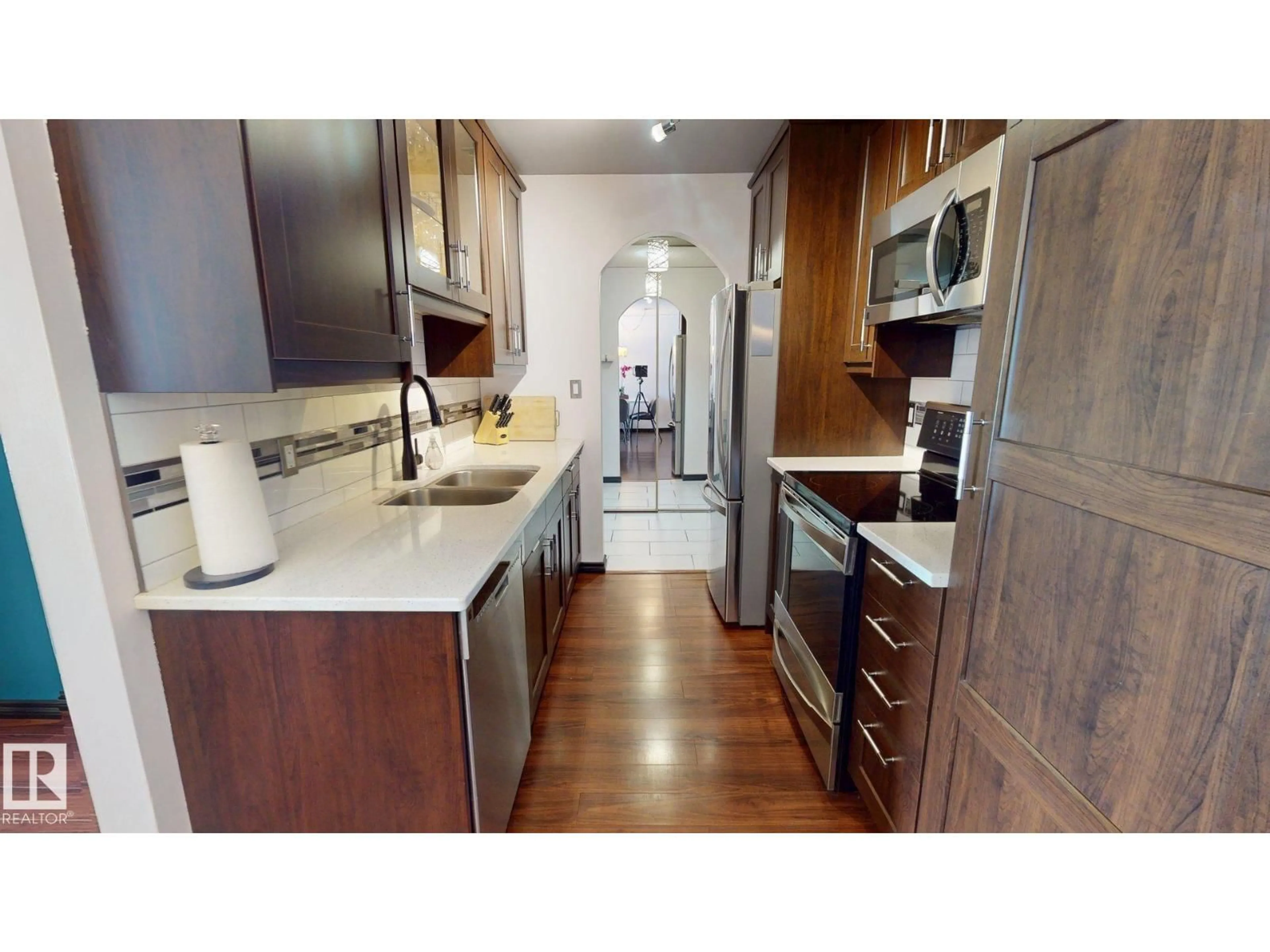 Standard kitchen, unknown for 421 10511 19 AV NW, Edmonton Alberta T6J5S8