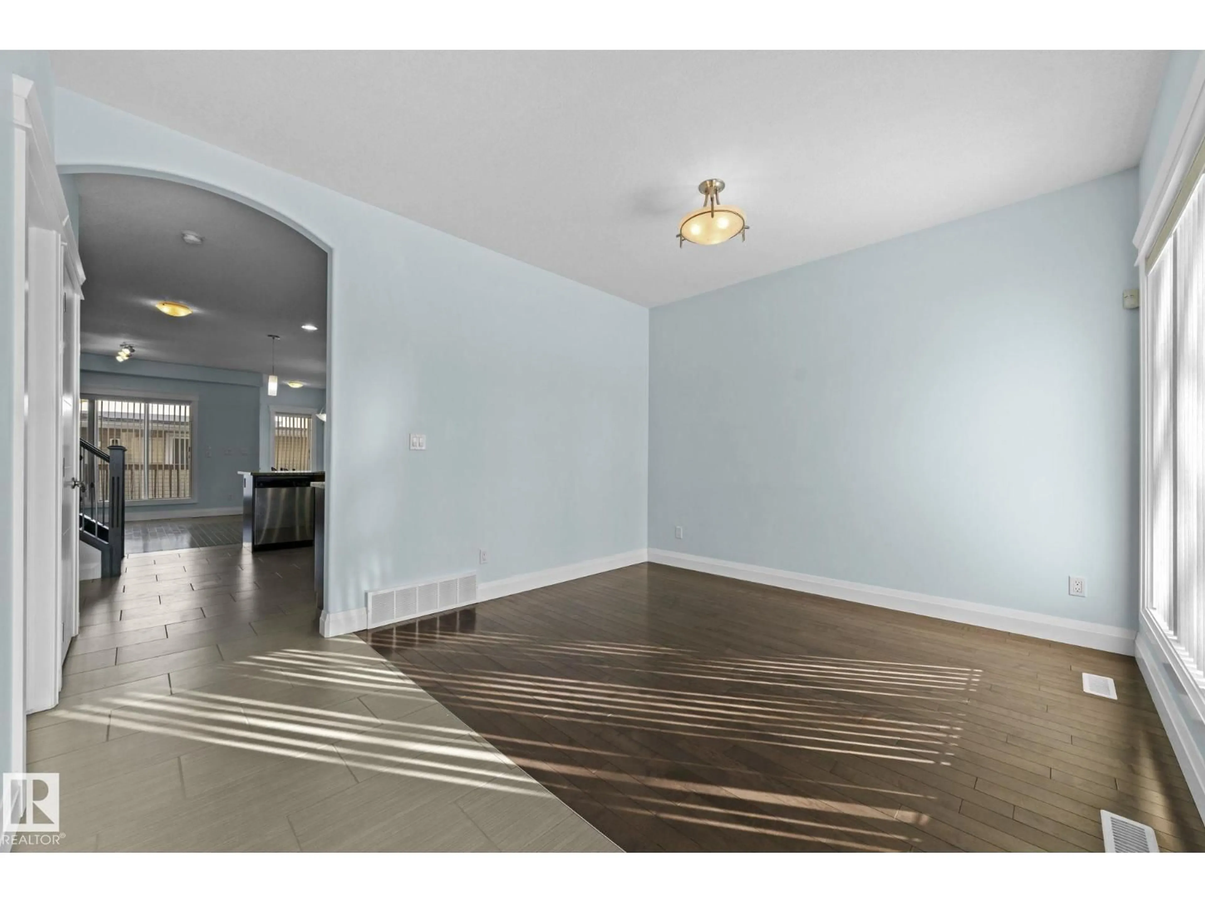 Indoor foyer for 12913 124 ST, Edmonton Alberta T5L0P6