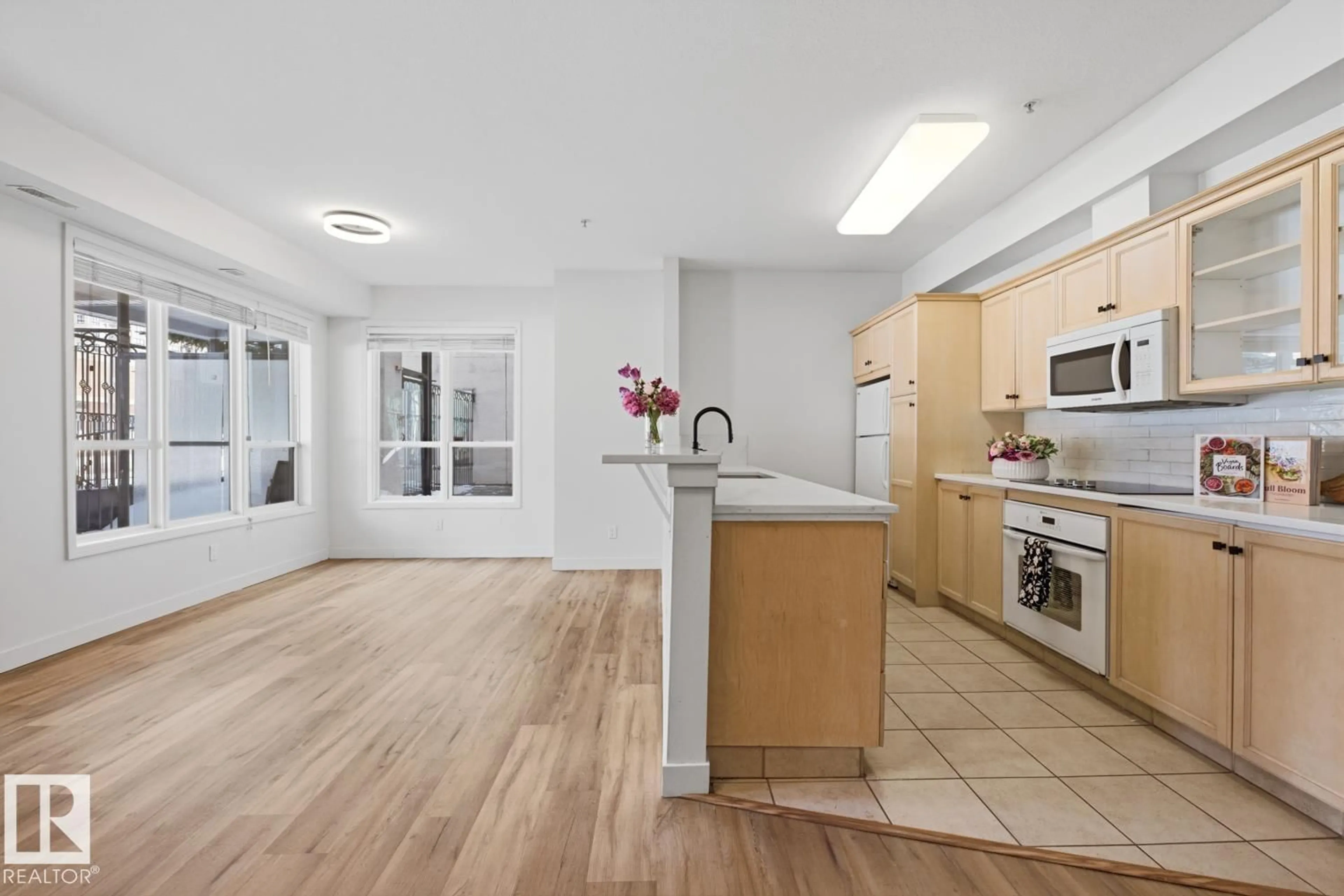 Standard kitchen, unknown for 10023 - 124 110 ST, Edmonton Alberta T5K1J5