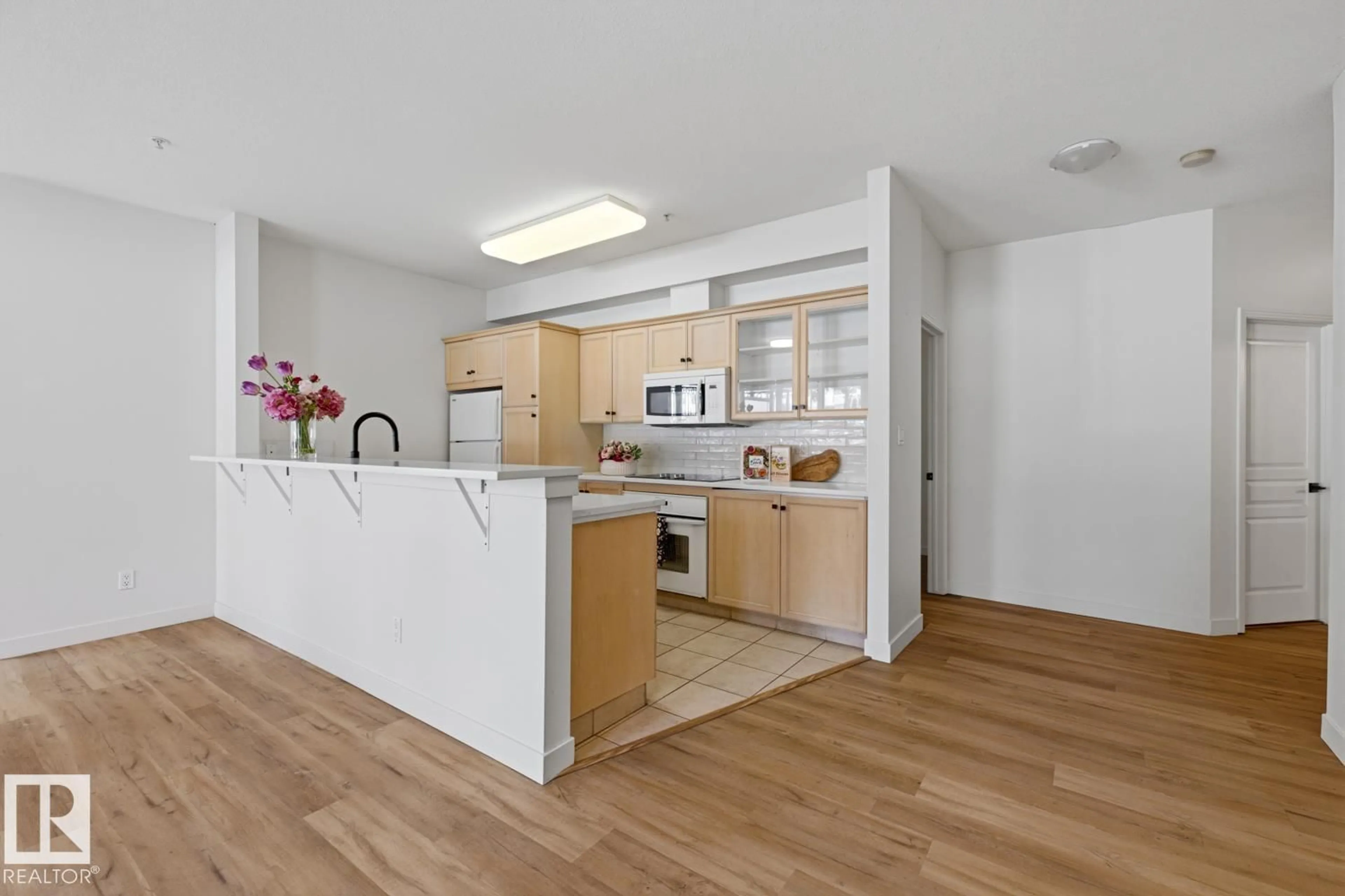 Standard kitchen, unknown for 10023 - 124 110 ST, Edmonton Alberta T5K1J5