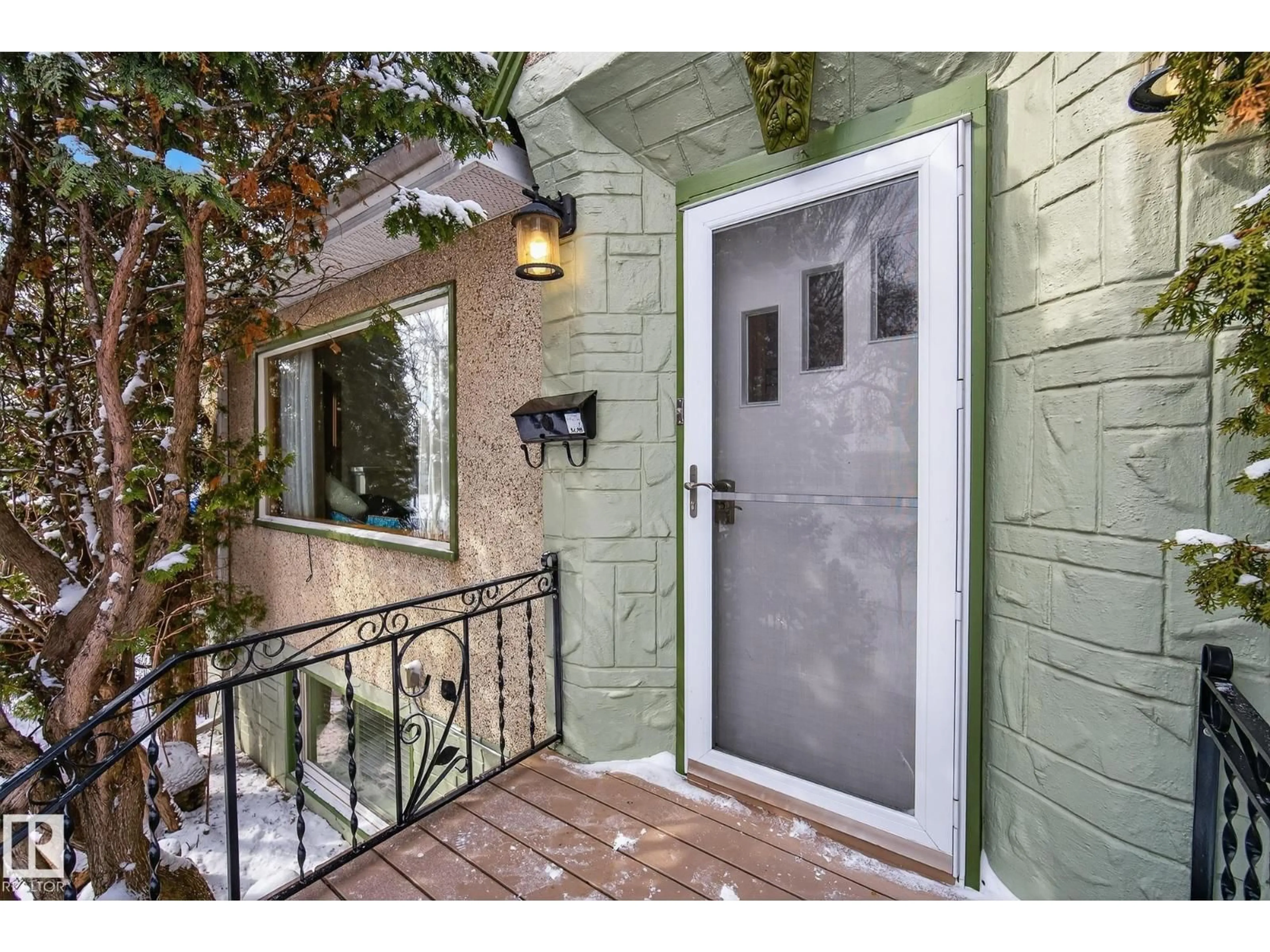 Indoor entryway for 10336 80 ST, Edmonton Alberta T6A3J4