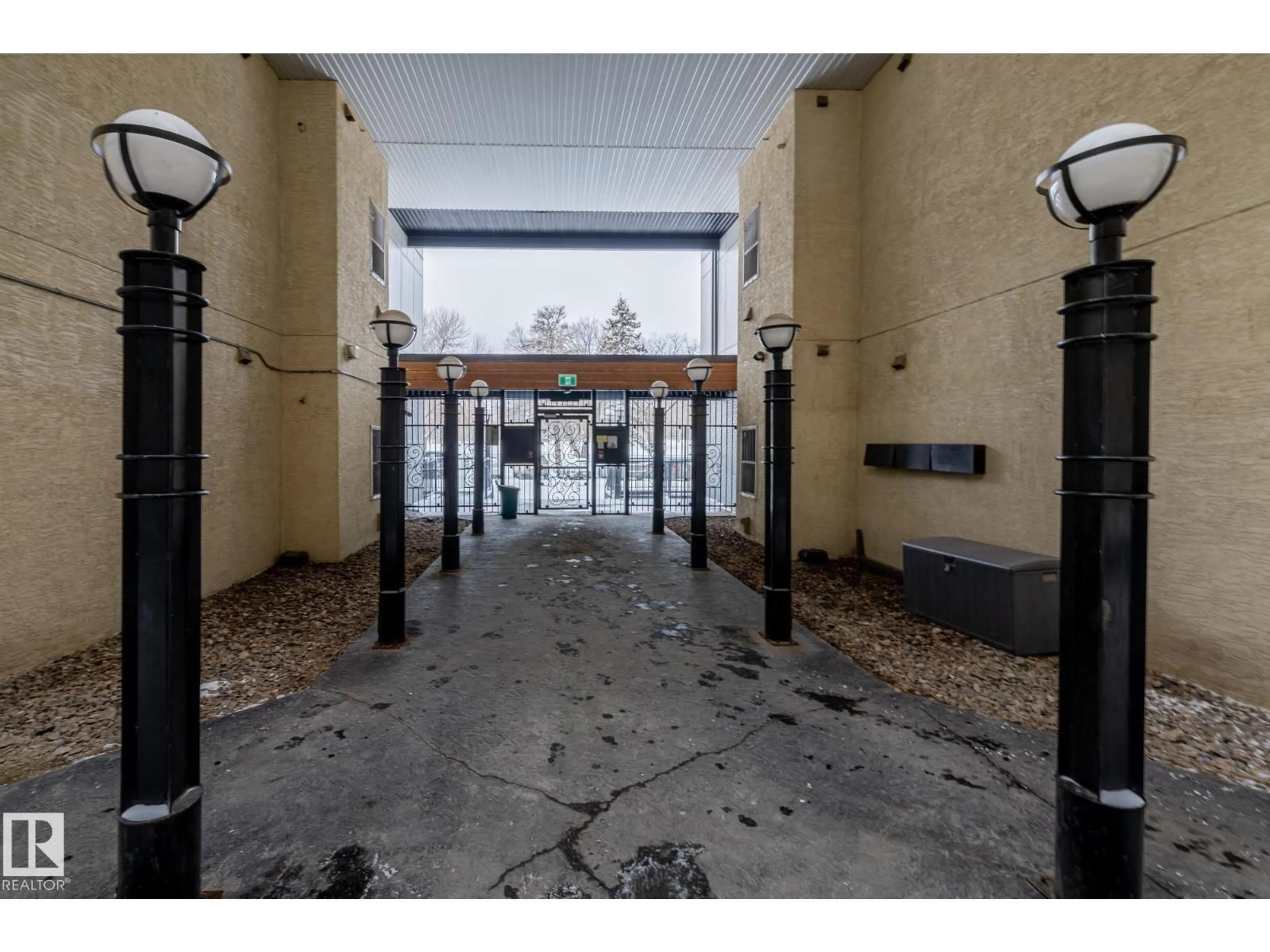 Indoor foyer for #114 - 10531 117 ST, Edmonton Alberta T5H0A8