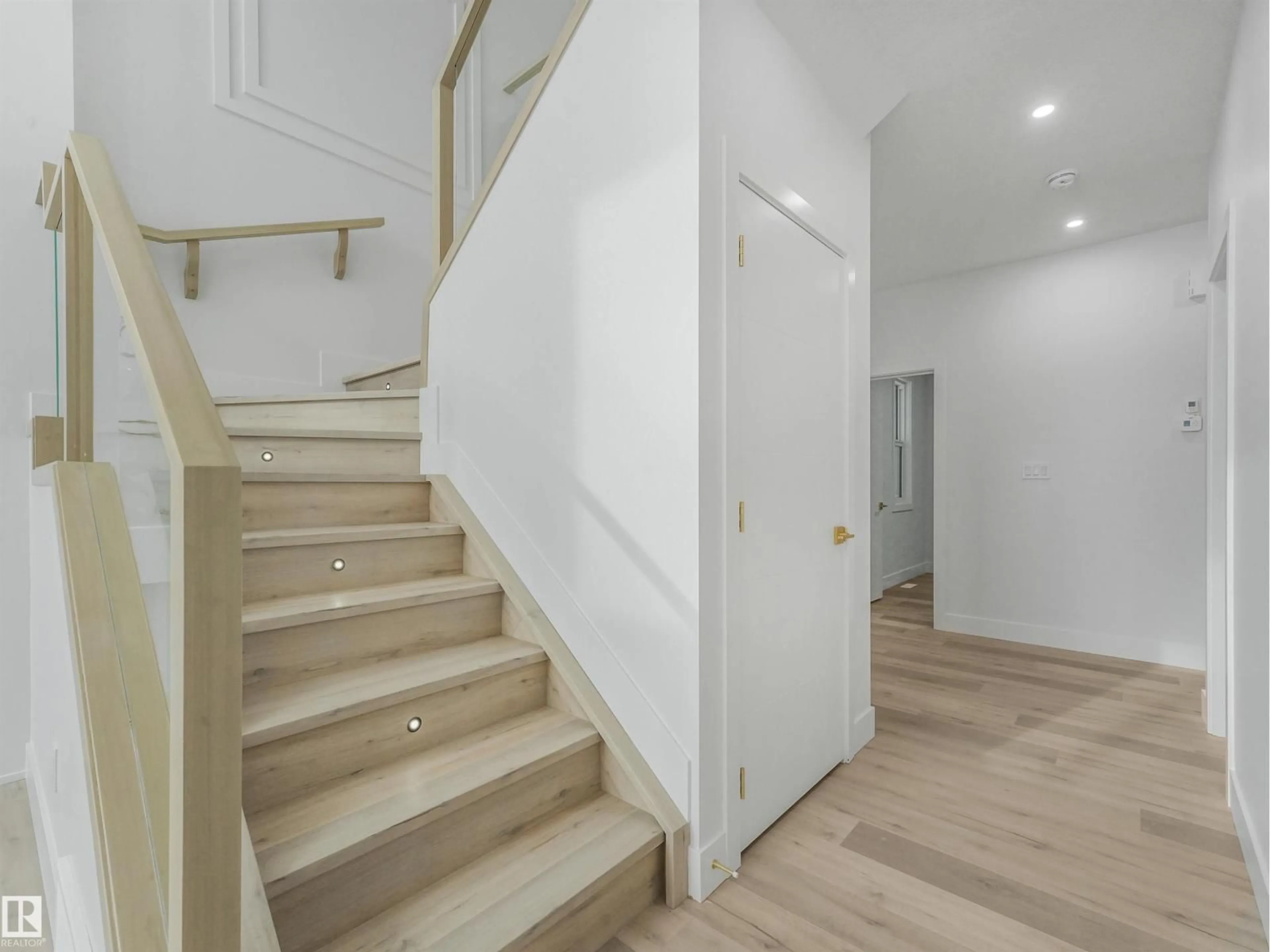 Stairs for 42 RAVENSHIRE WYND, Sherwood Park Alberta T8H2R3