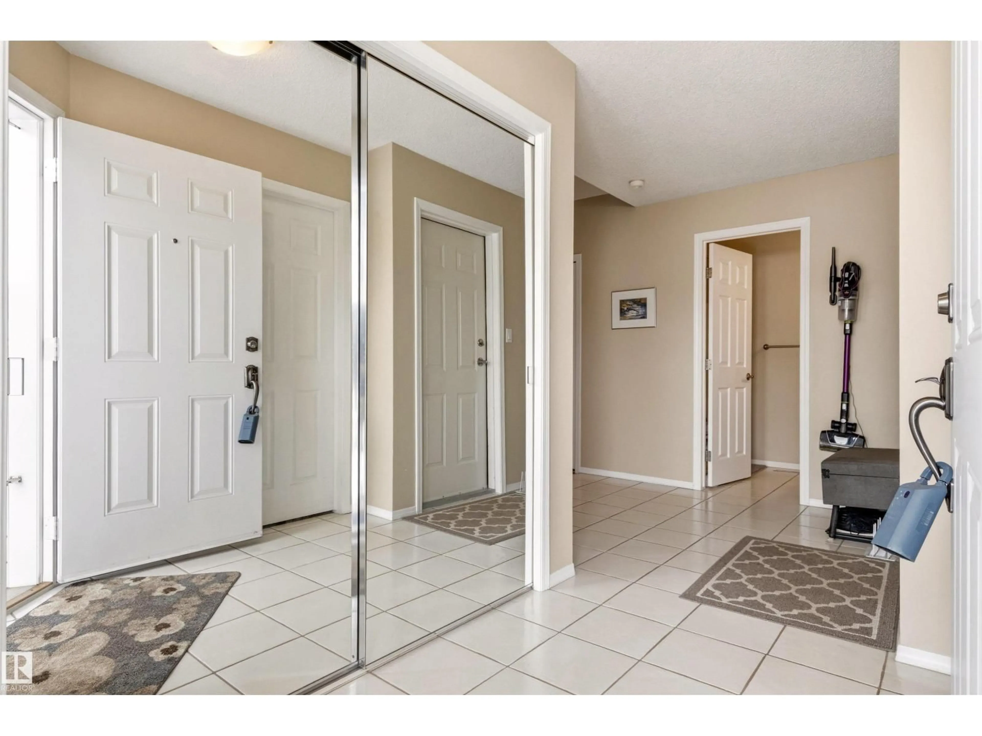 Indoor entryway for NW - 11231 12 AV, Edmonton Alberta T6J6V6