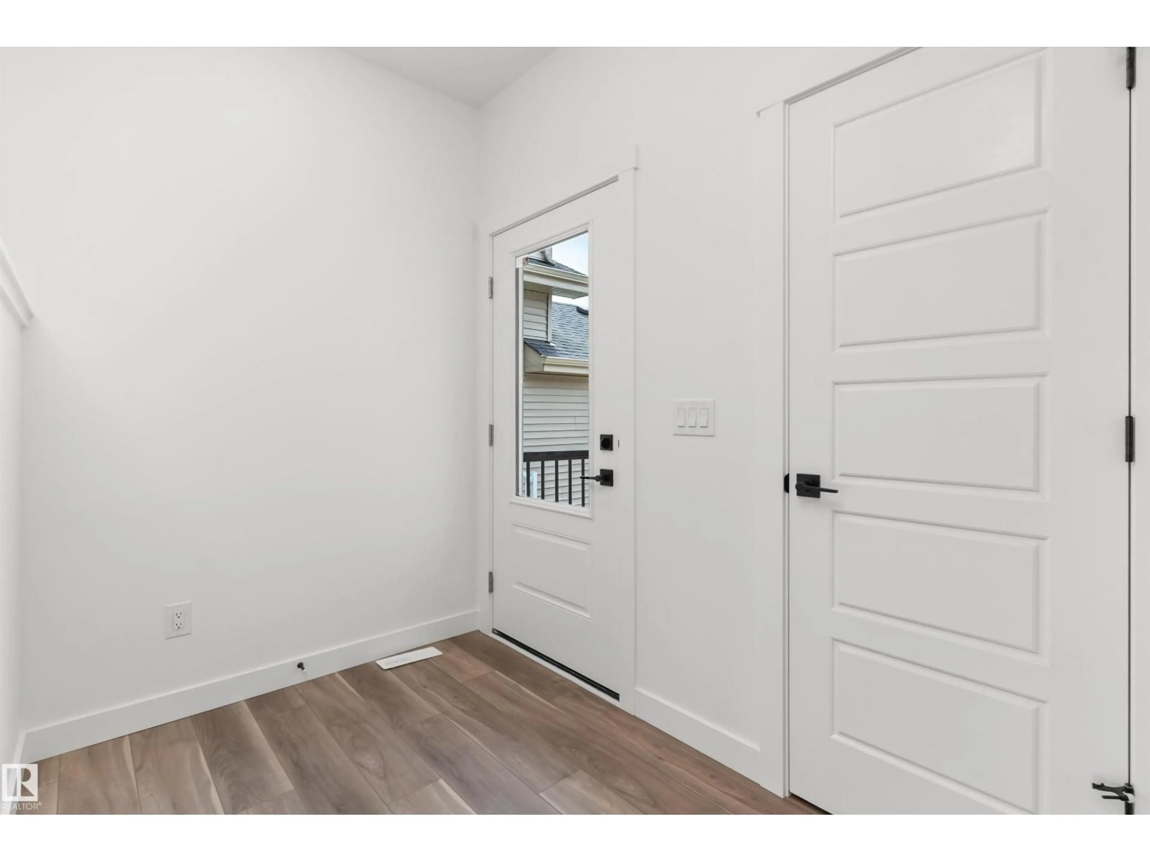Indoor entryway for 1048 CRISTALL CR, Edmonton Alberta T6W5S6