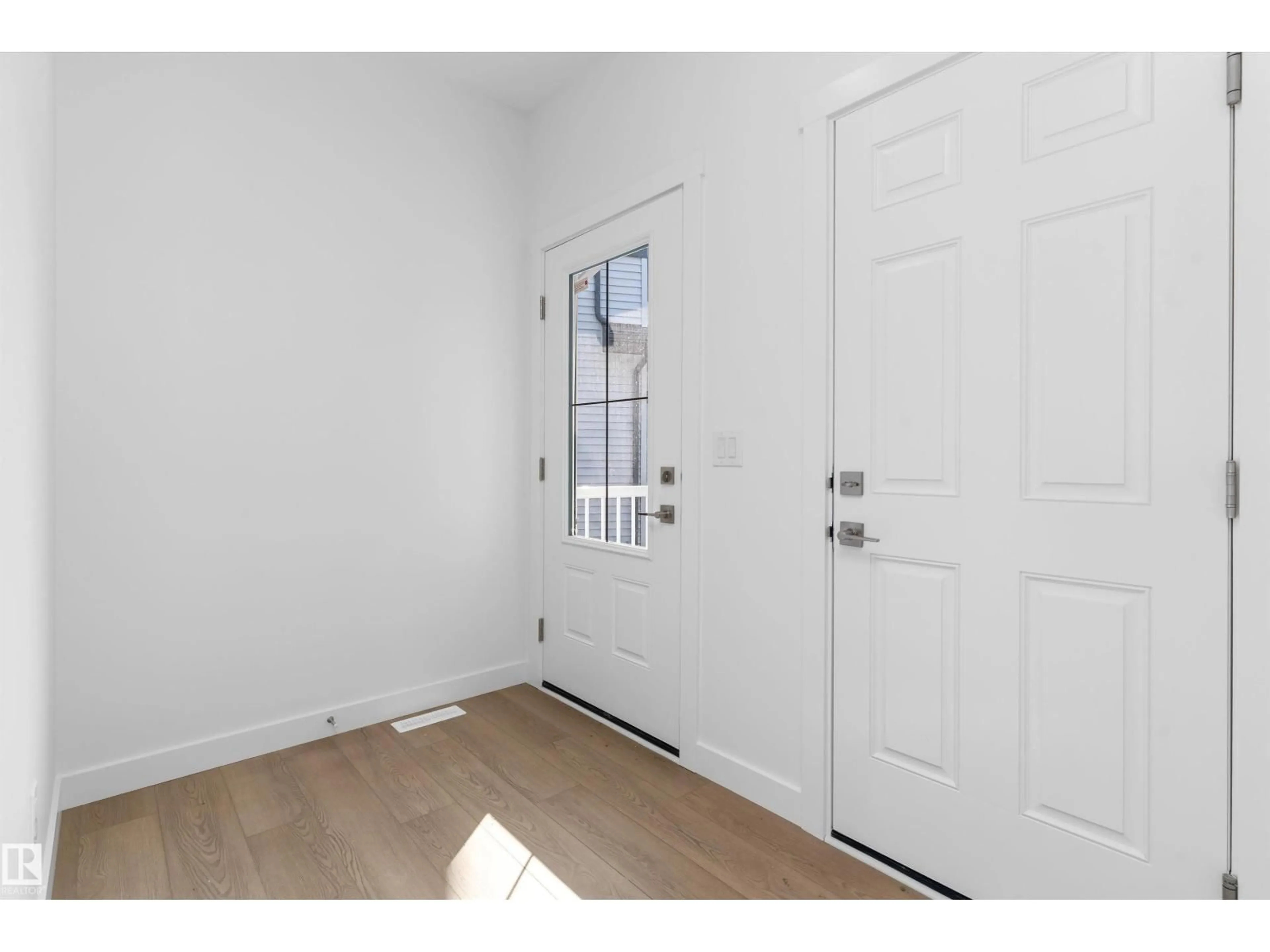 Indoor entryway for 1064 CRISTALL CR, Edmonton Alberta T6W5S6