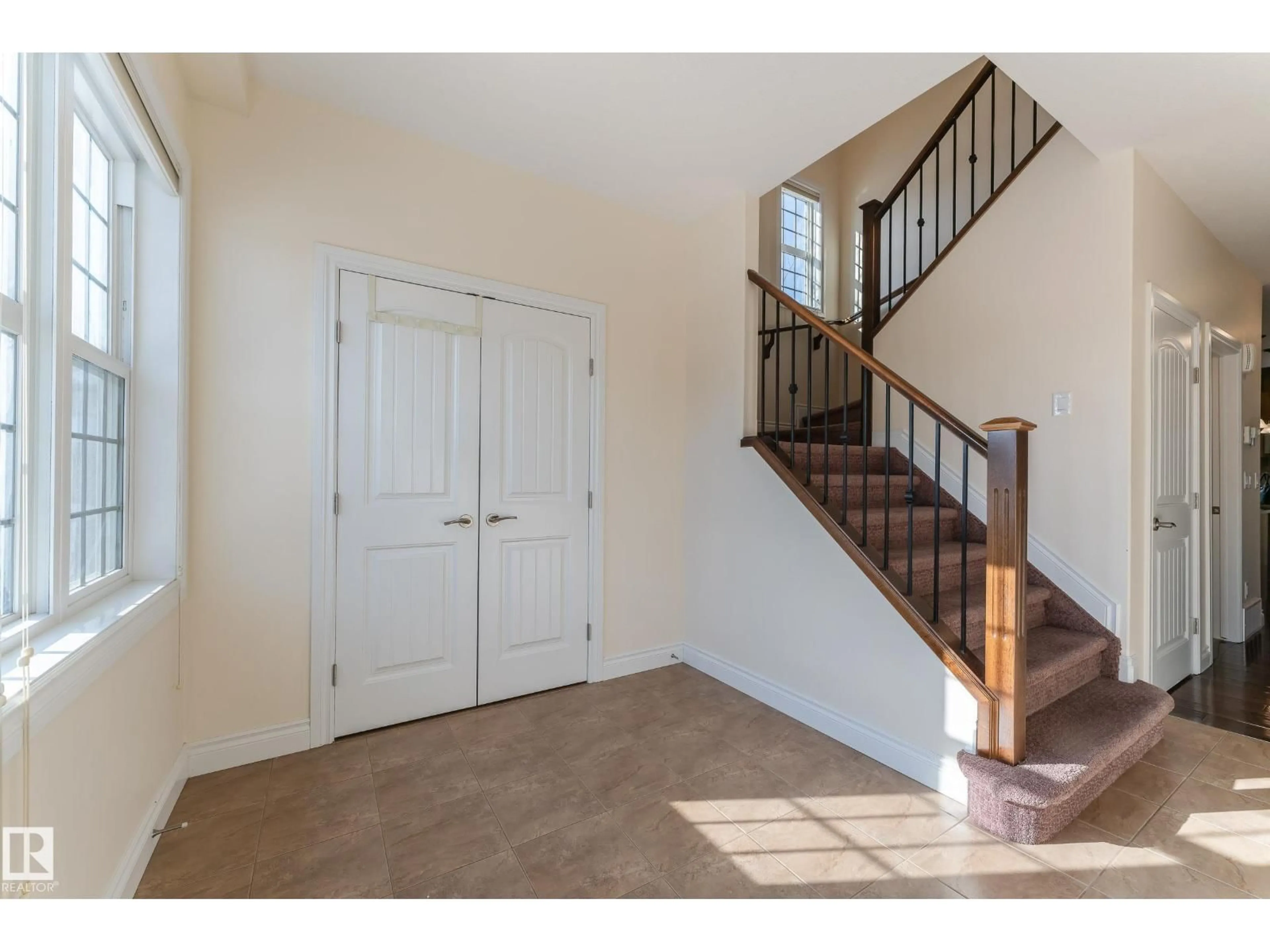 Indoor entryway for 5512 CONESTOGA NW, Edmonton Alberta T5E6R6