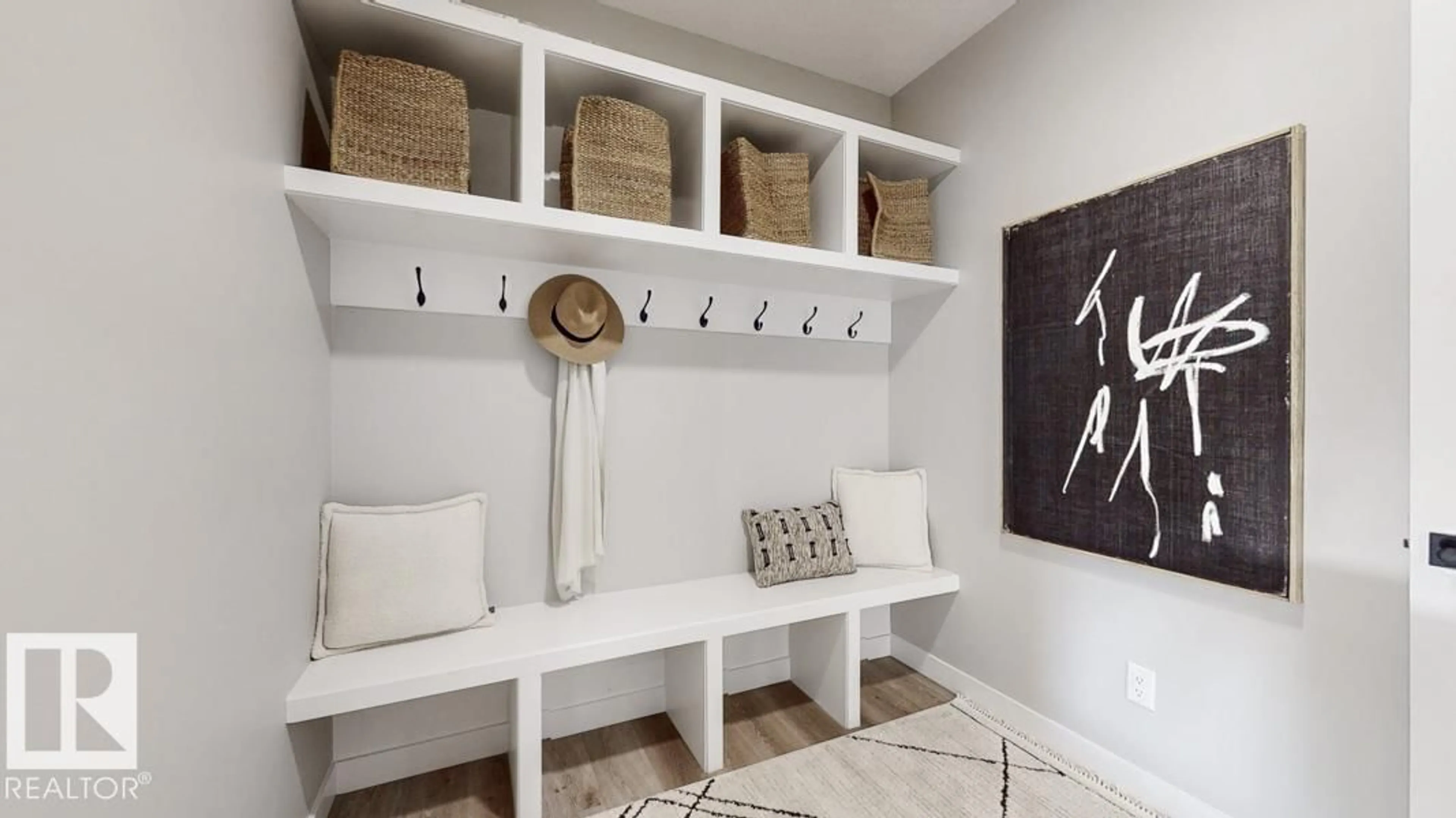 Indoor entryway for 20707 40 AV, Edmonton Alberta T6M3G1