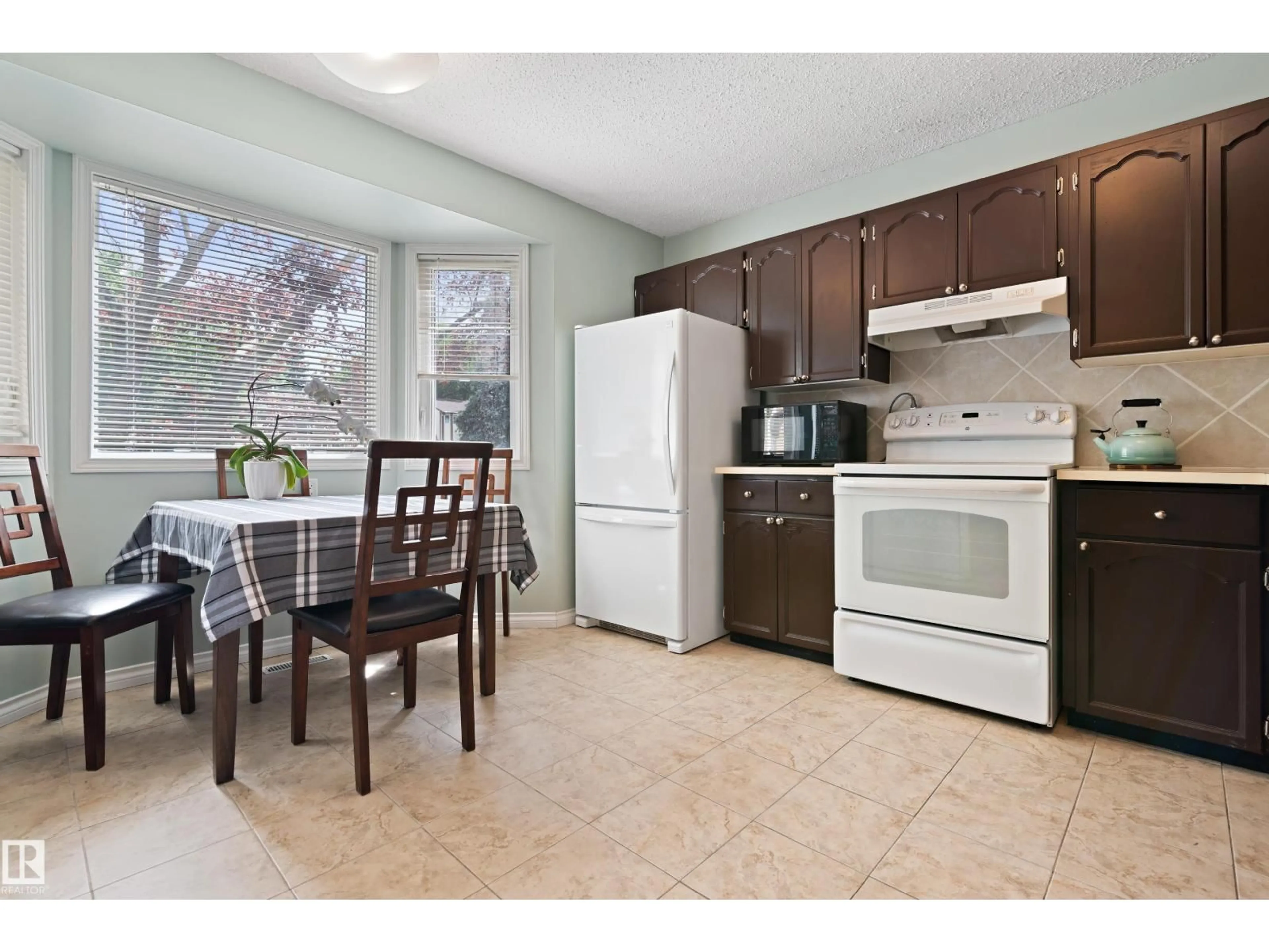 Standard kitchen, unknown for 6163 38 AV, Edmonton Alberta T6L3Z5