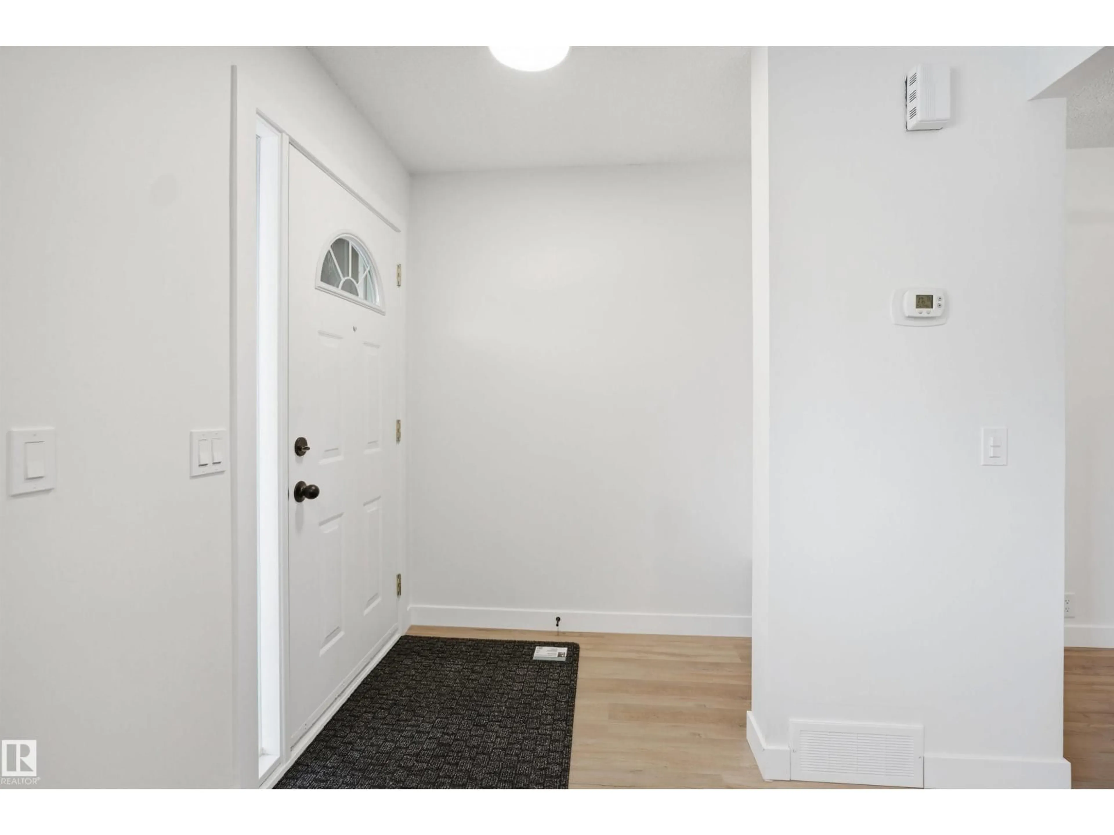Indoor entryway for 1706 37 ST, Edmonton Alberta T6L2R7