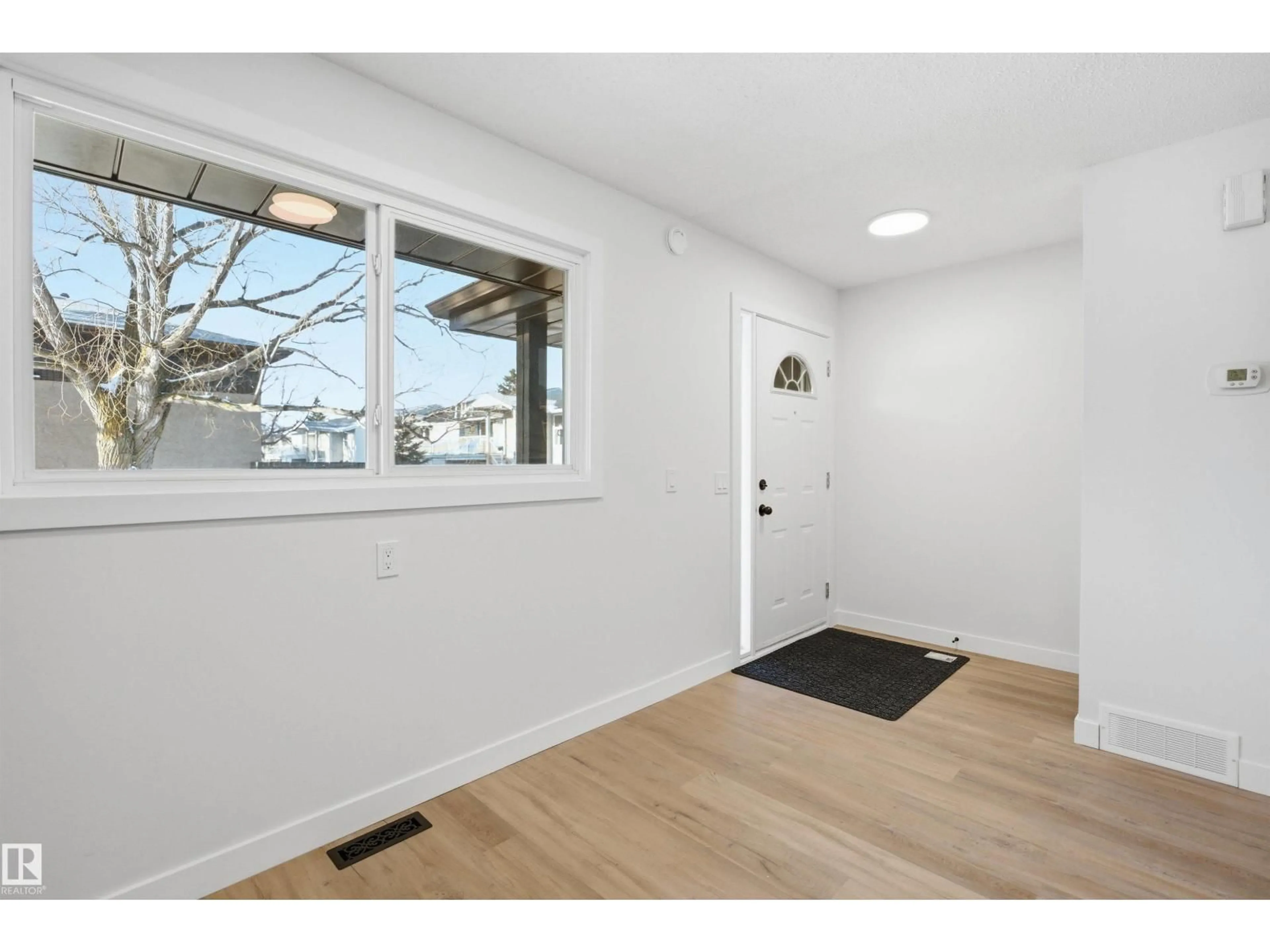 Indoor entryway for 1706 37 ST, Edmonton Alberta T6L2R7