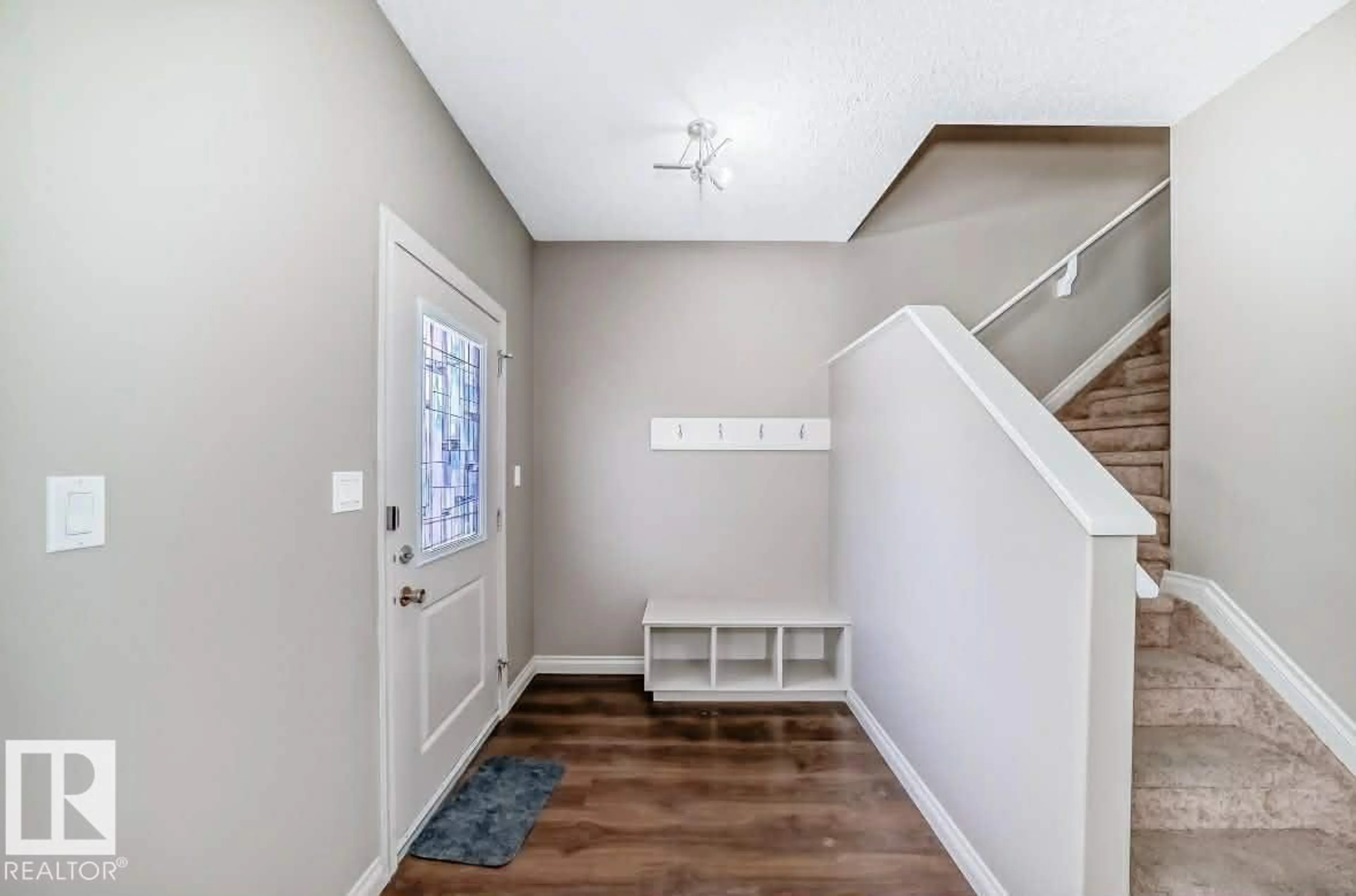 Indoor entryway for NW NW - 3008 17 AV AV, Edmonton Alberta T6T0R9