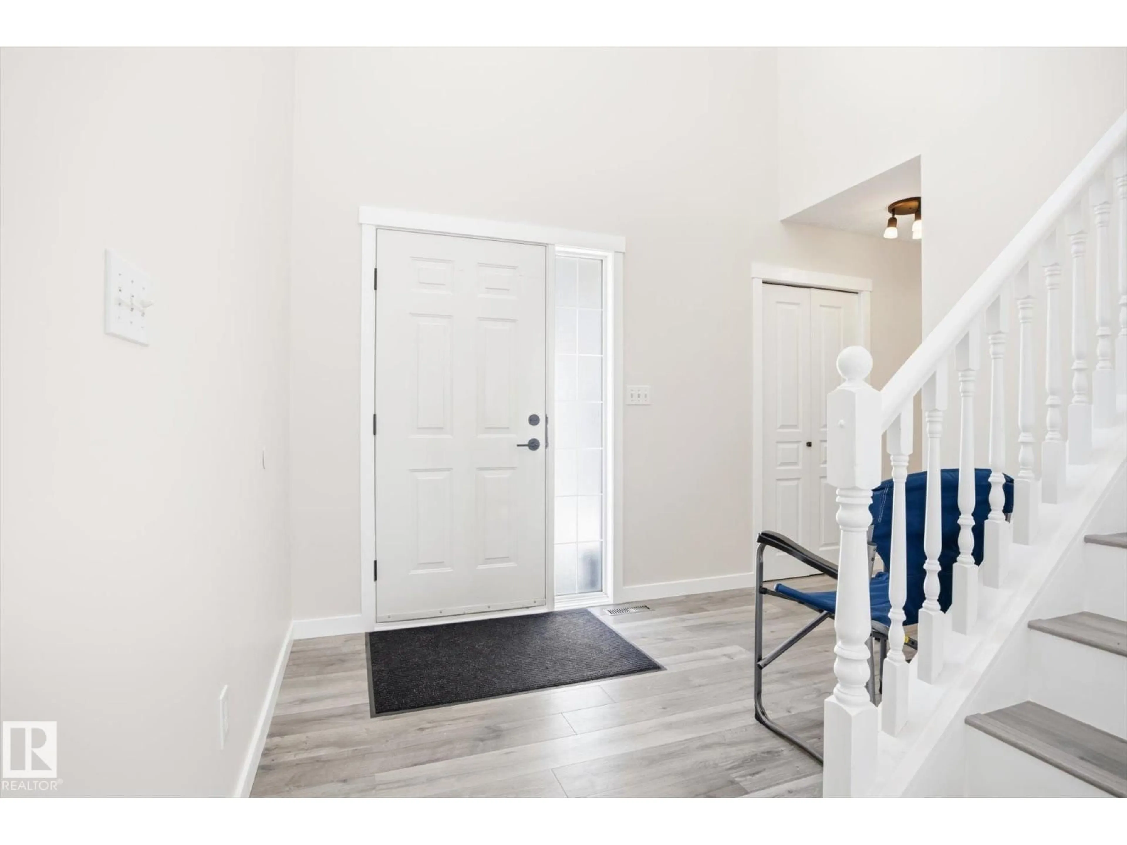 Indoor entryway for 201 FOXBORO CT, Sherwood Park Alberta T8A5Y5