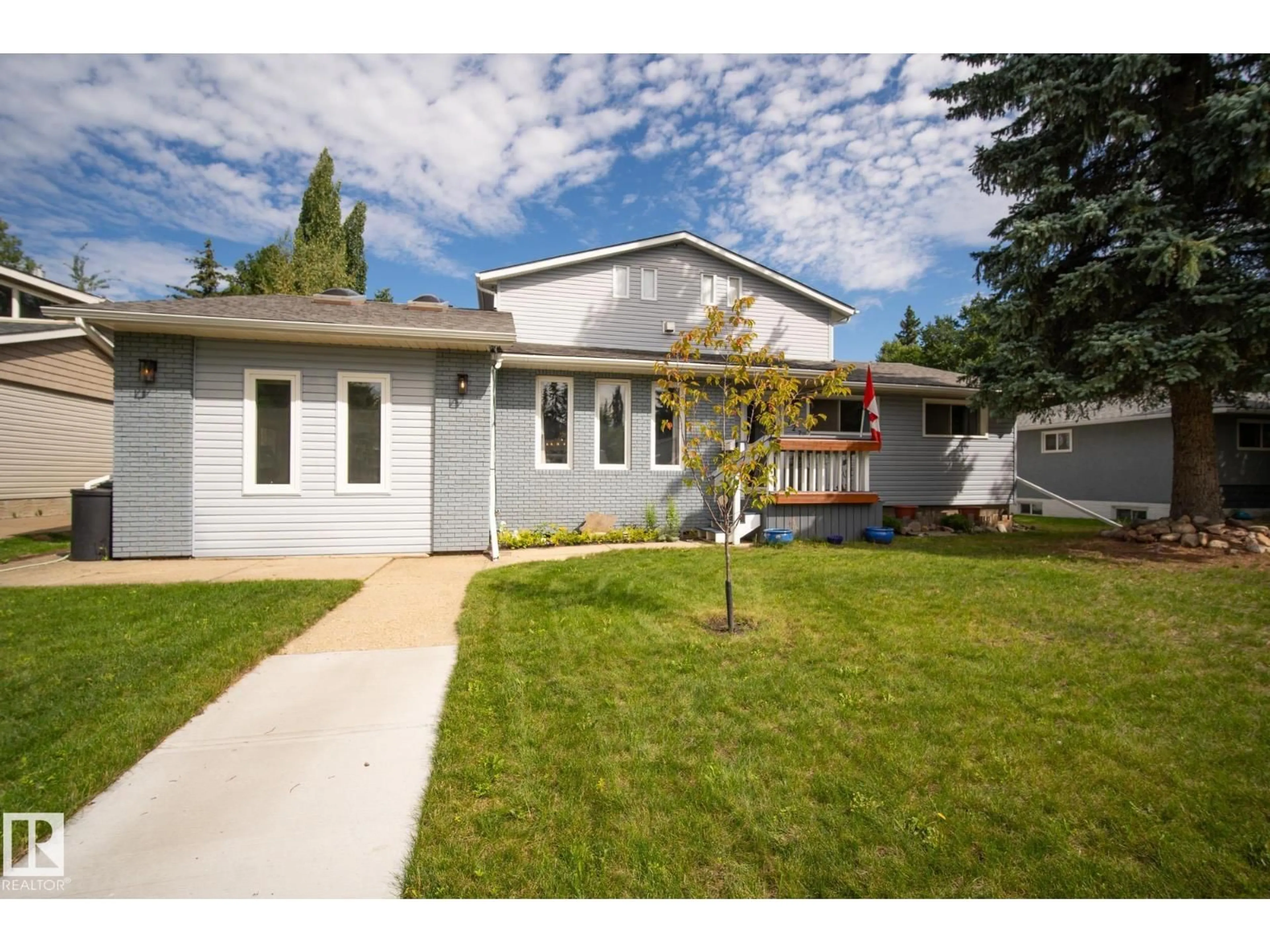Home with vinyl exterior material, street for 127 PINE ST, Sherwood Park Alberta T8A1G9