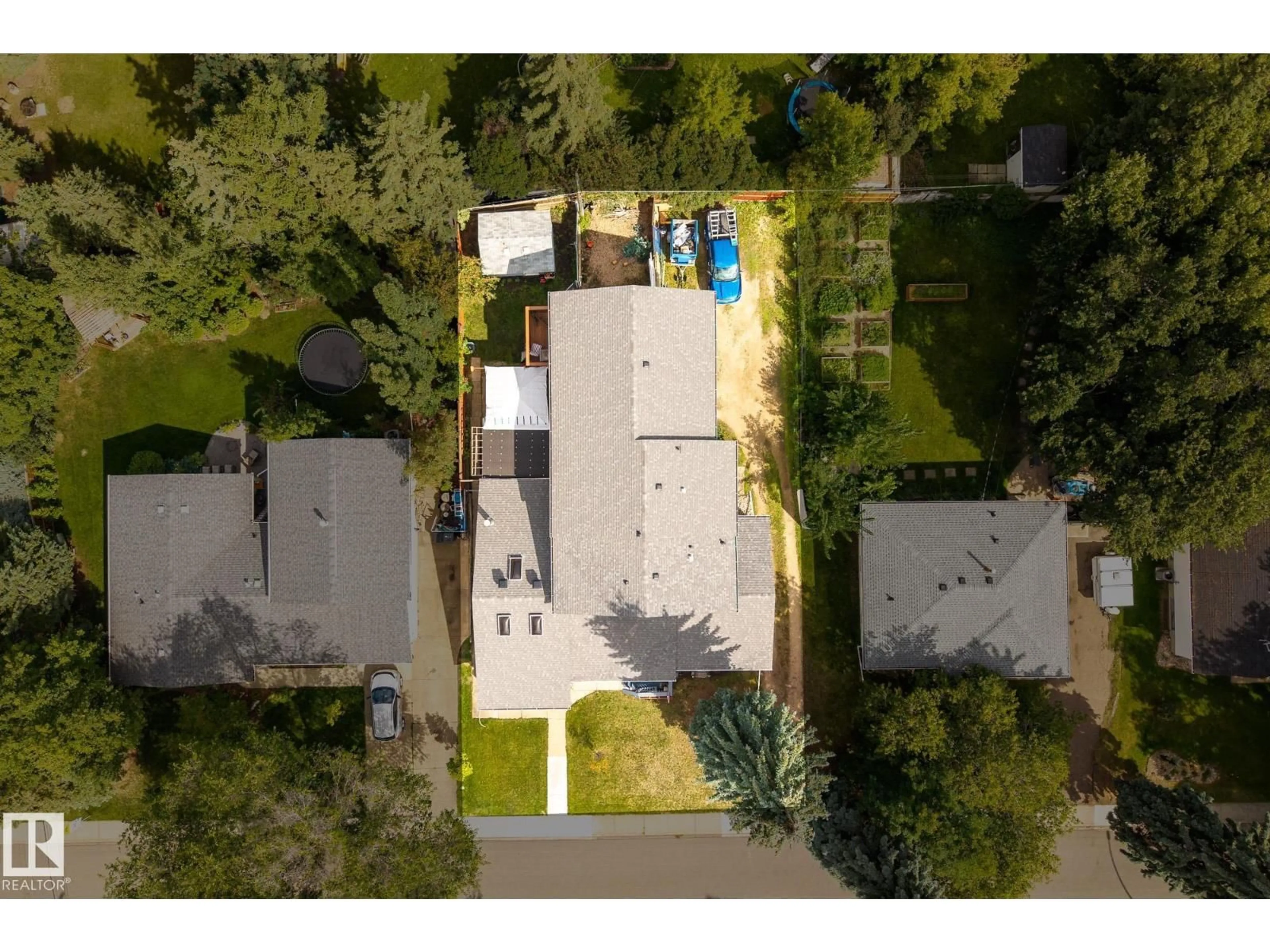 A pic from outside/outdoor area/front of a property/back of a property/a pic from drone, street for 127 PINE ST, Sherwood Park Alberta T8A1G9