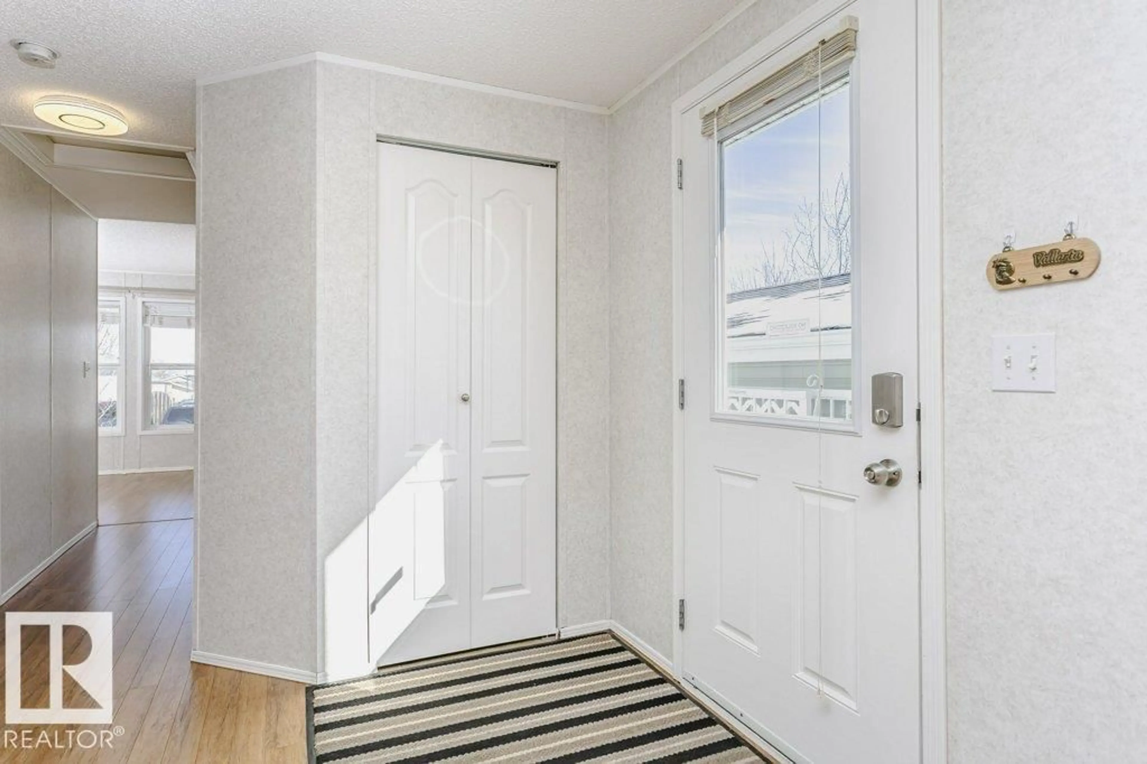 Indoor entryway for 1919 JUBILEE ROAD, Sherwood Park Alberta T8H2N7