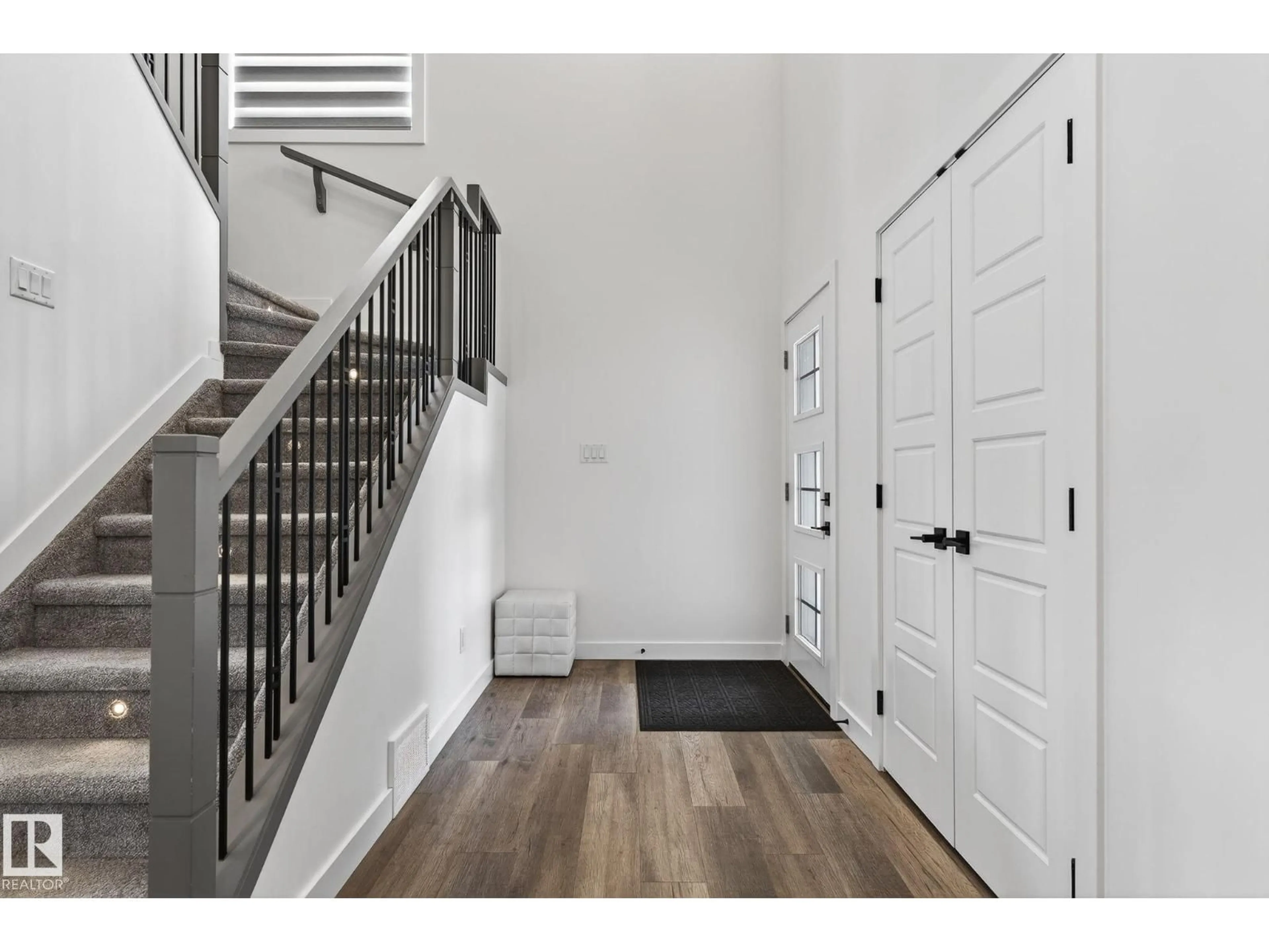 Indoor entryway for 105 ELM ST, Fort Saskatchewan Alberta T8L0X8