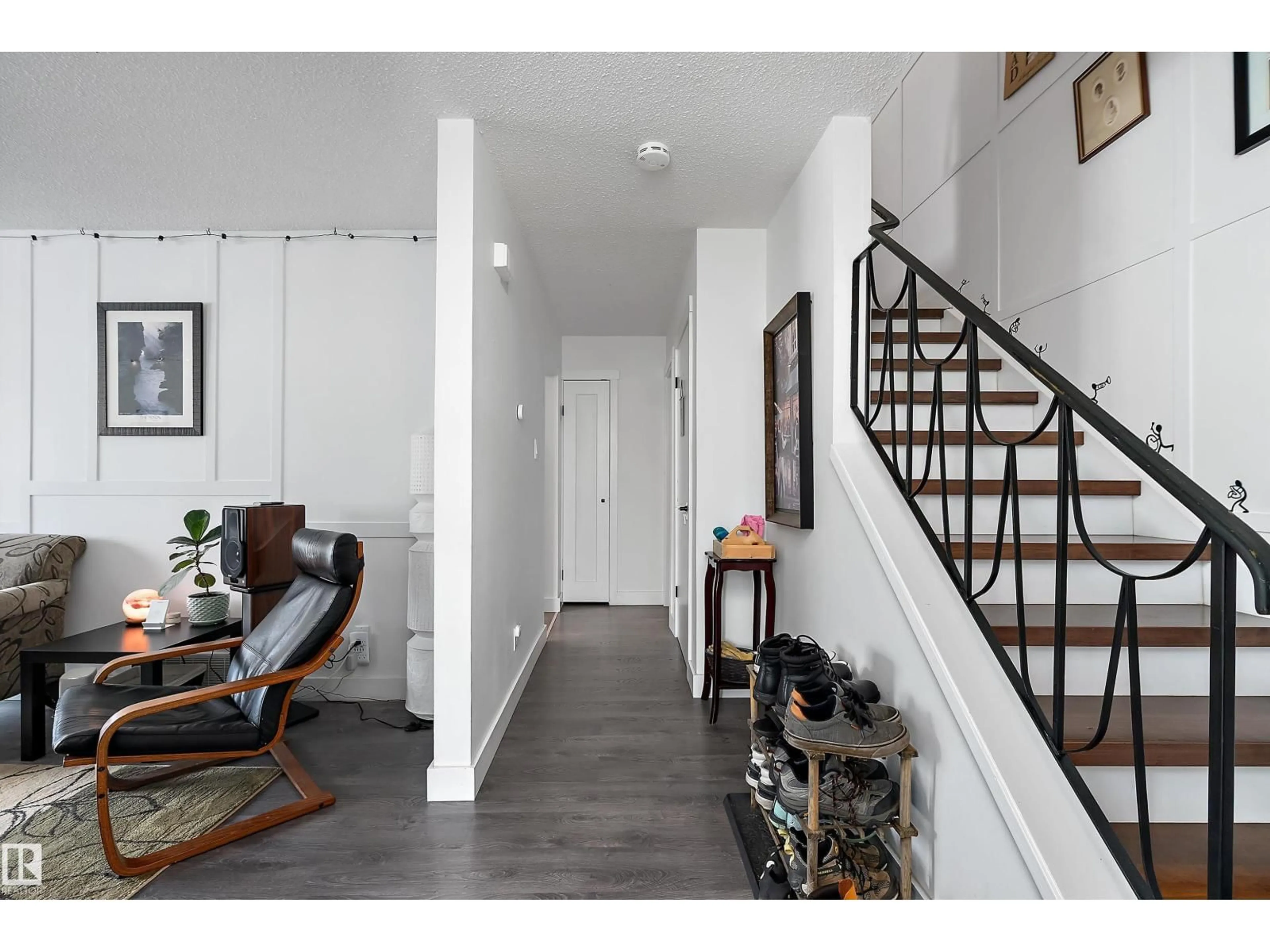 Indoor entryway for 9326 80 AV, Edmonton Alberta T6C0T9