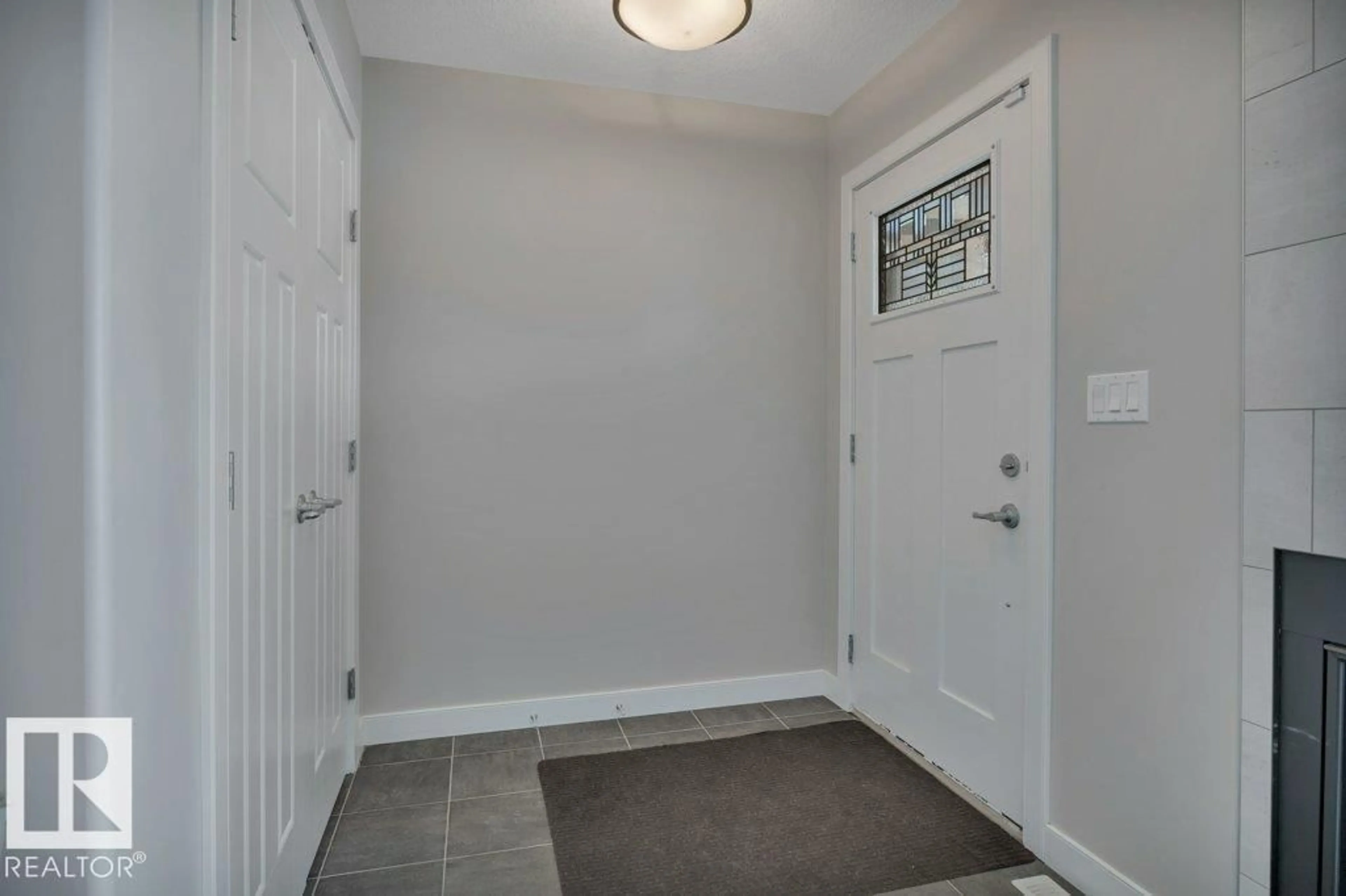 Indoor entryway for 9540 142 ST, Edmonton Alberta T5N2M9