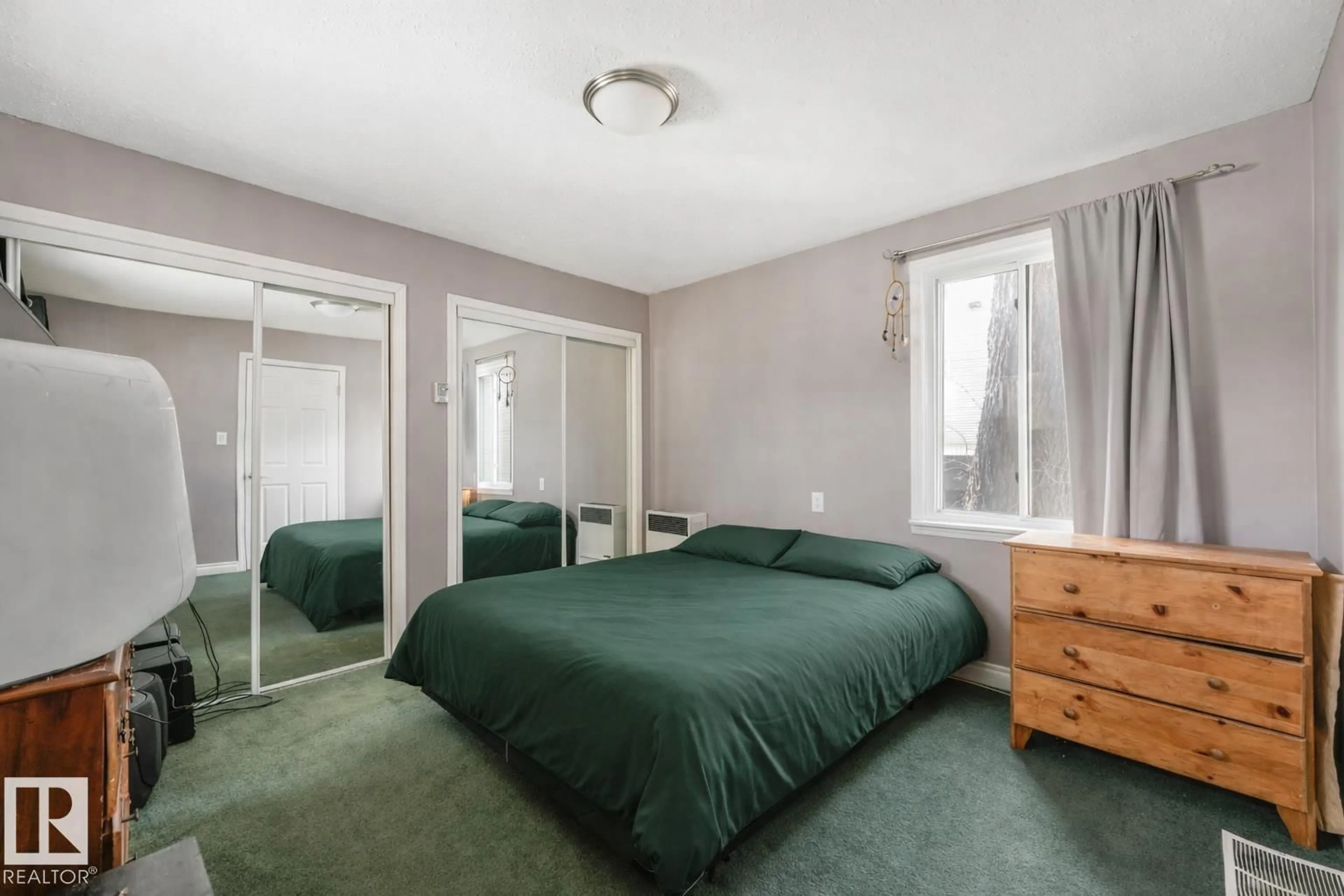 A pic of a room for #4 - 9835 82 AV, Edmonton Alberta T6E1Y7