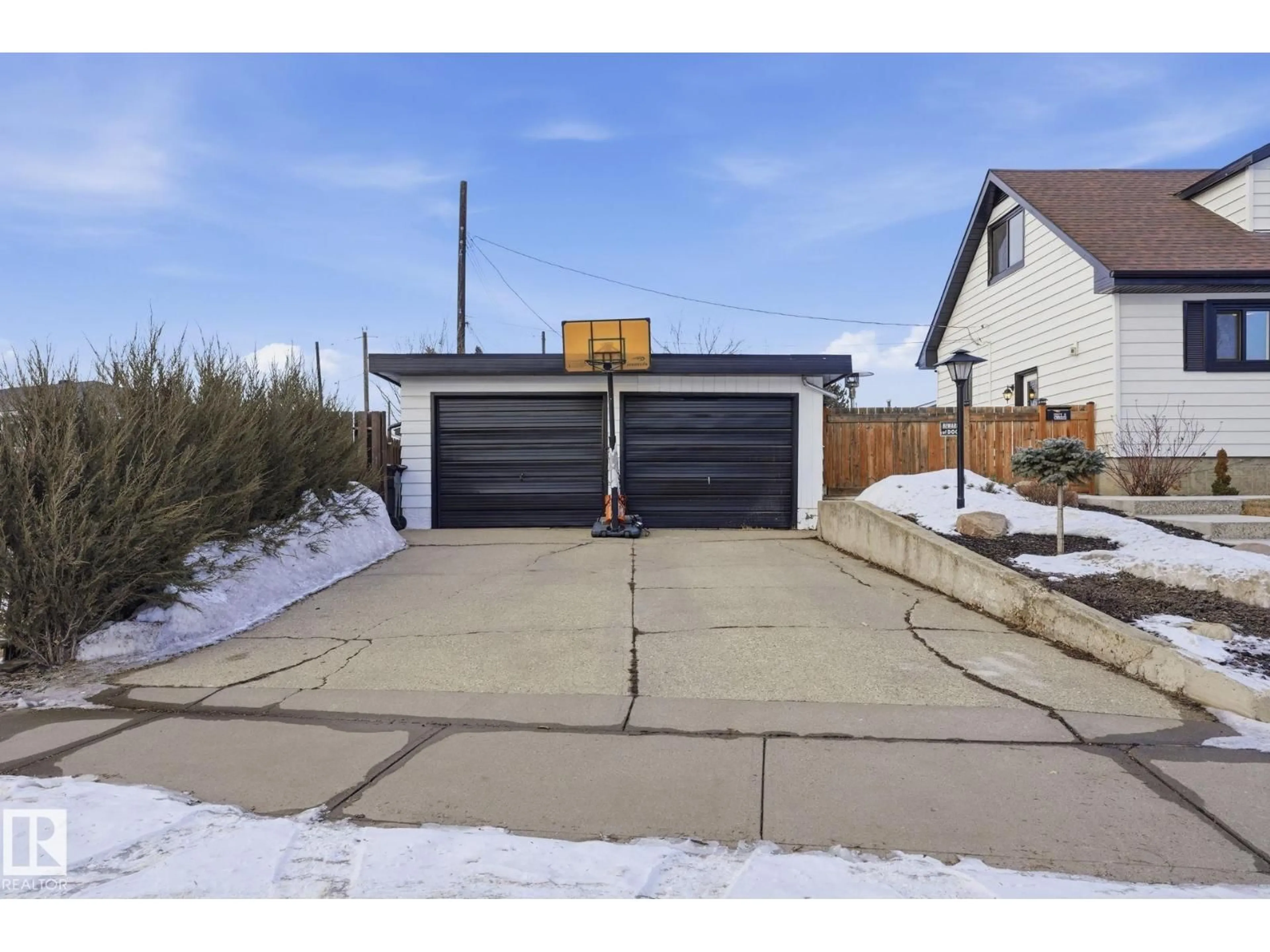 Indoor garage for 15702 86 AV, Edmonton Alberta T5R4C4