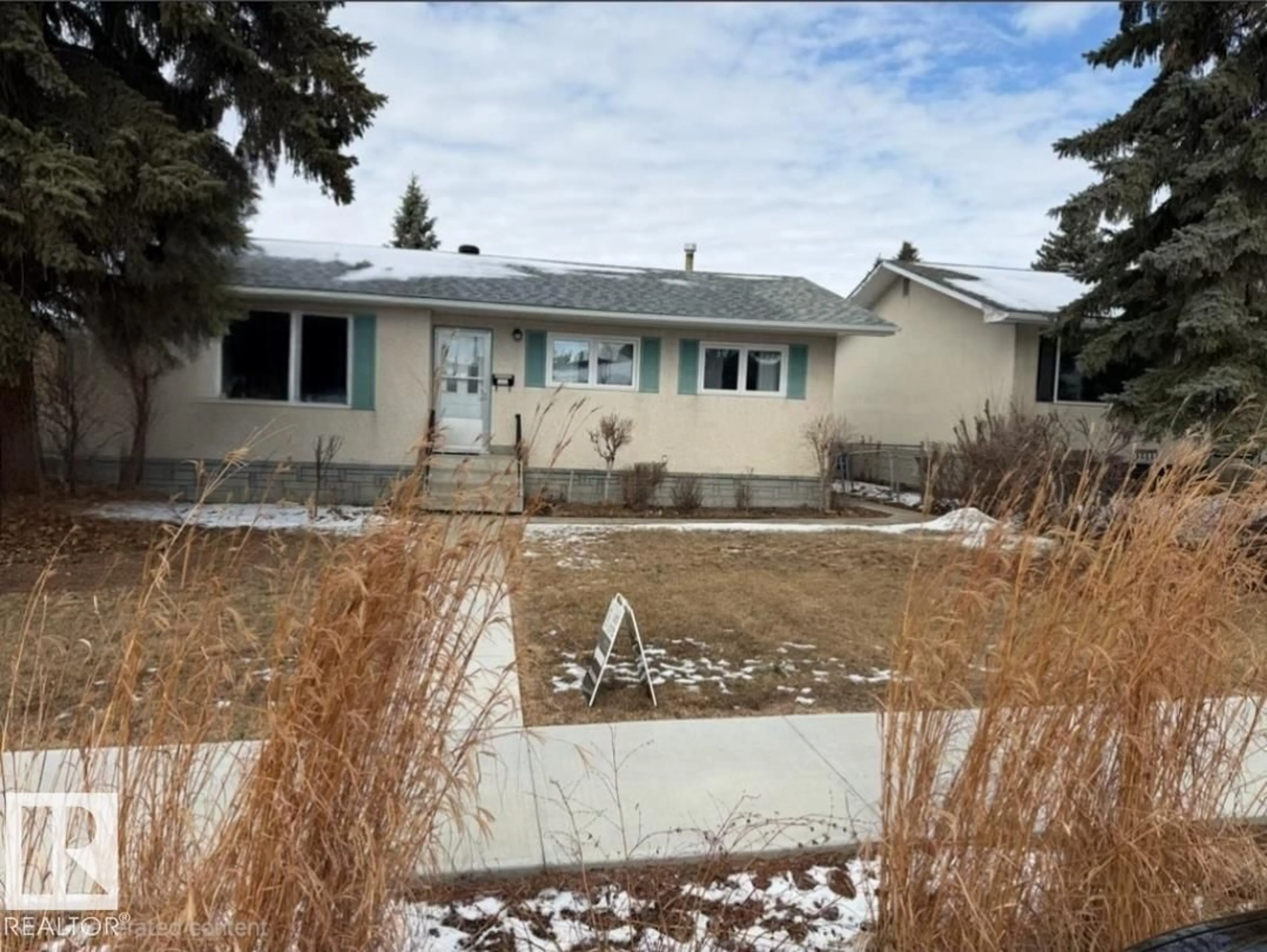 A pic from outside/outdoor area/front of a property/back of a property/a pic from drone, street for 10716 52 AV, Edmonton Alberta T6H0P3