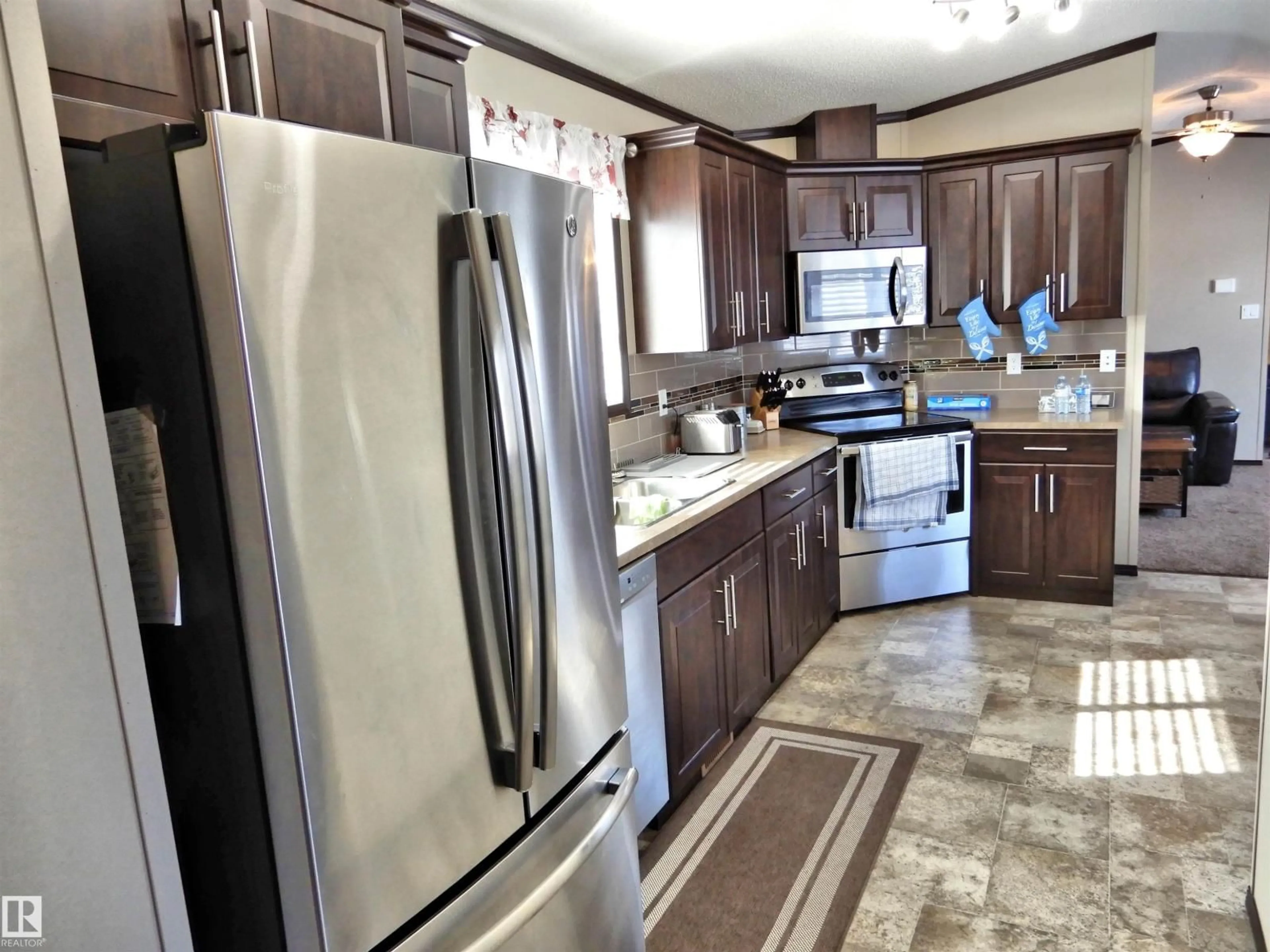 Open concept kitchen, ceramic/tile floor for 3 ASPEN AVENUE, Morinville Alberta T8R2P7