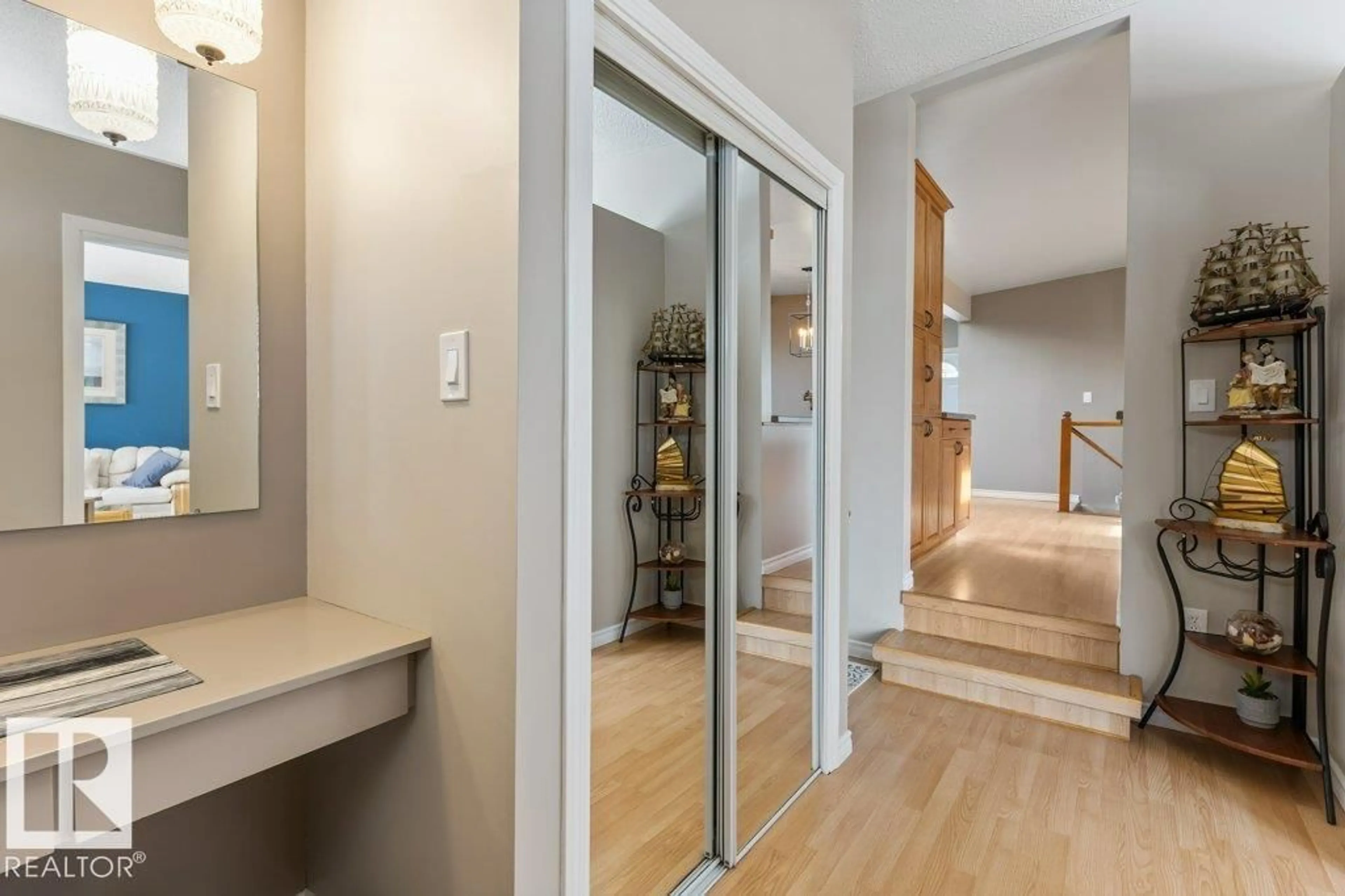 Indoor entryway for 24 GLENWOOD CR, St. Albert Alberta T8N1X5