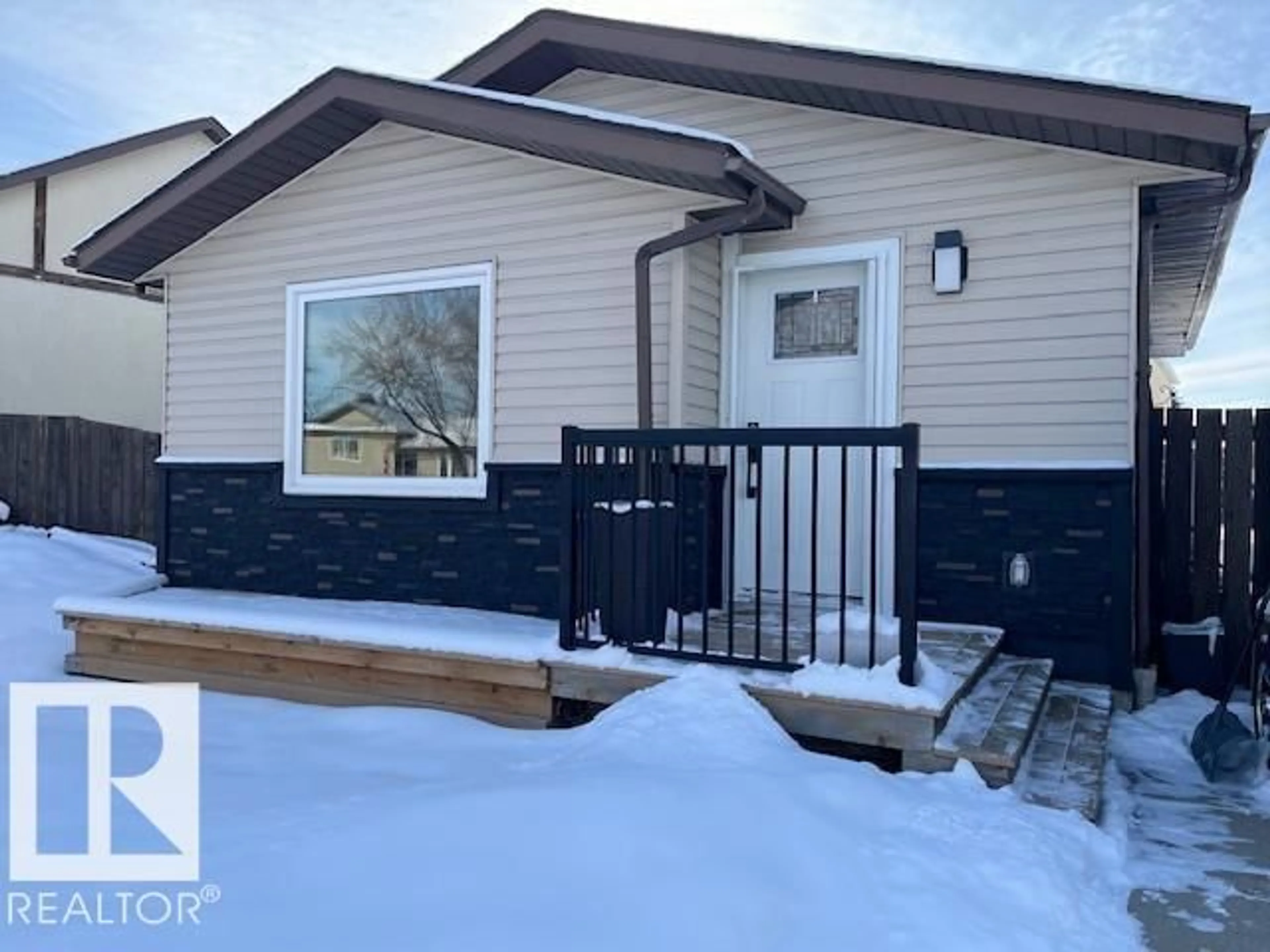 Home with vinyl exterior material, street for 3908 44 AV, Stony Plain Alberta T7Z1K8