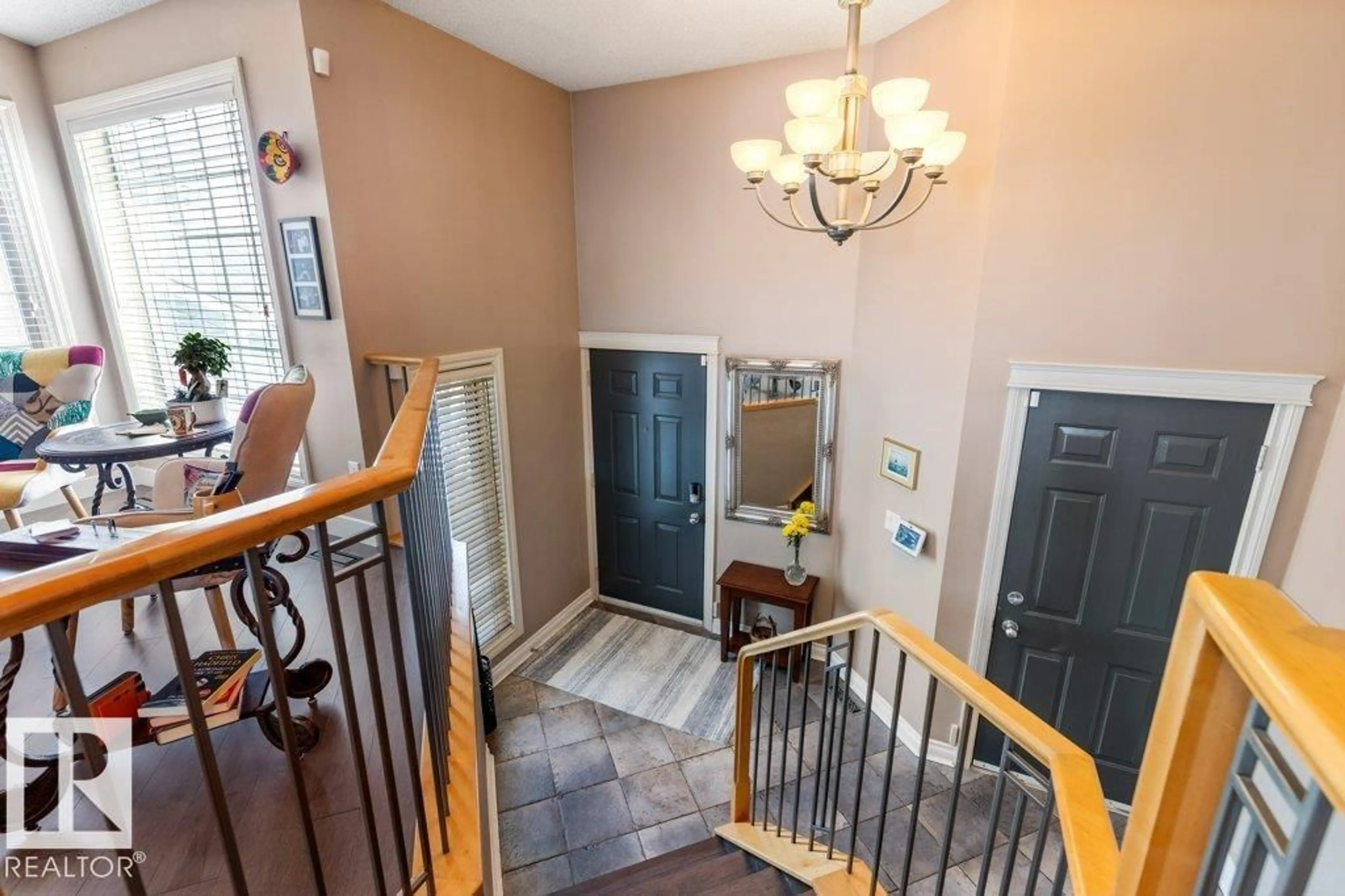 Indoor foyer for 17 DONALD PL, St. Albert Alberta T8N6H3