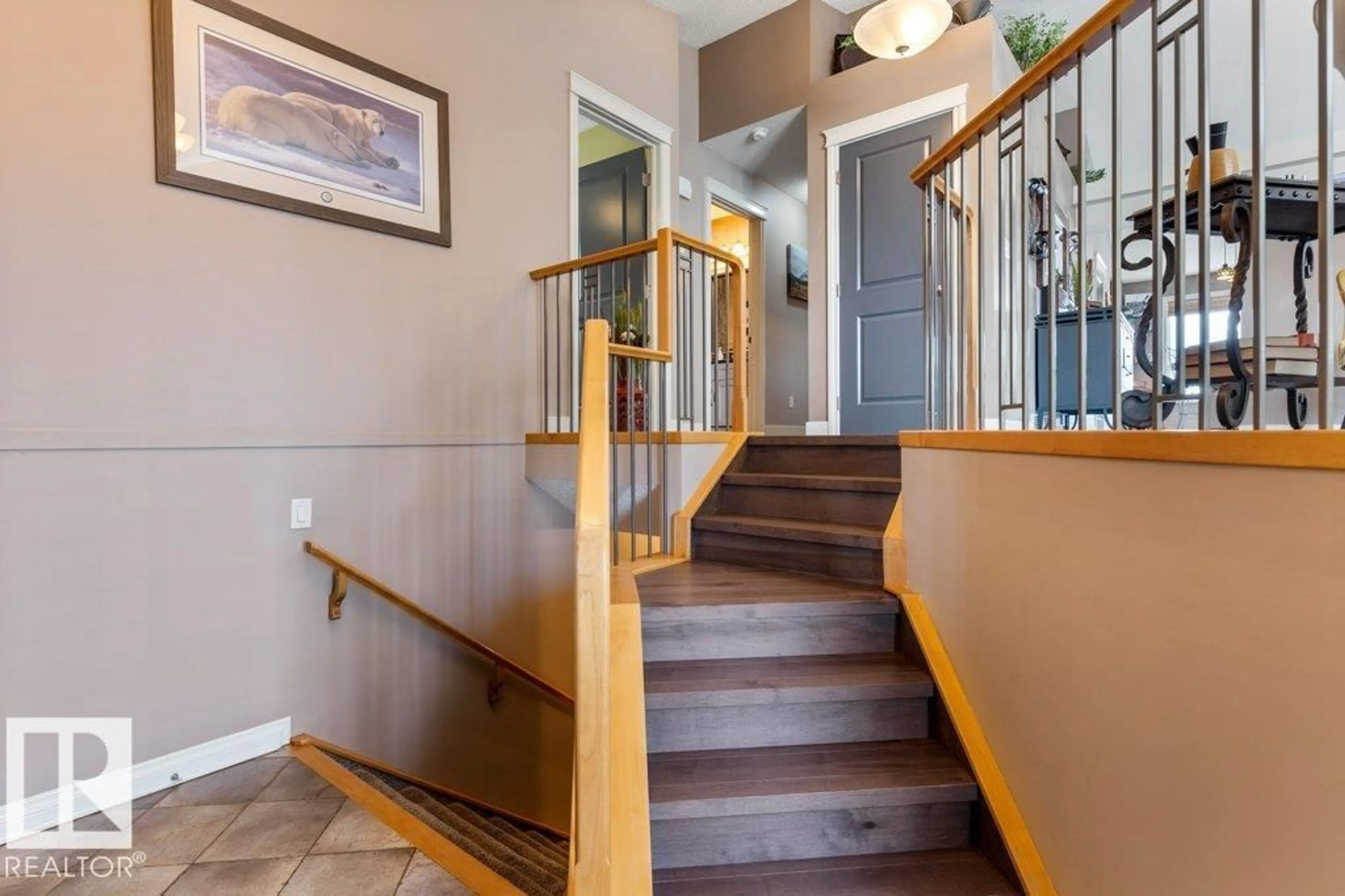 Indoor foyer for 17 DONALD PL, St. Albert Alberta T8N6H3