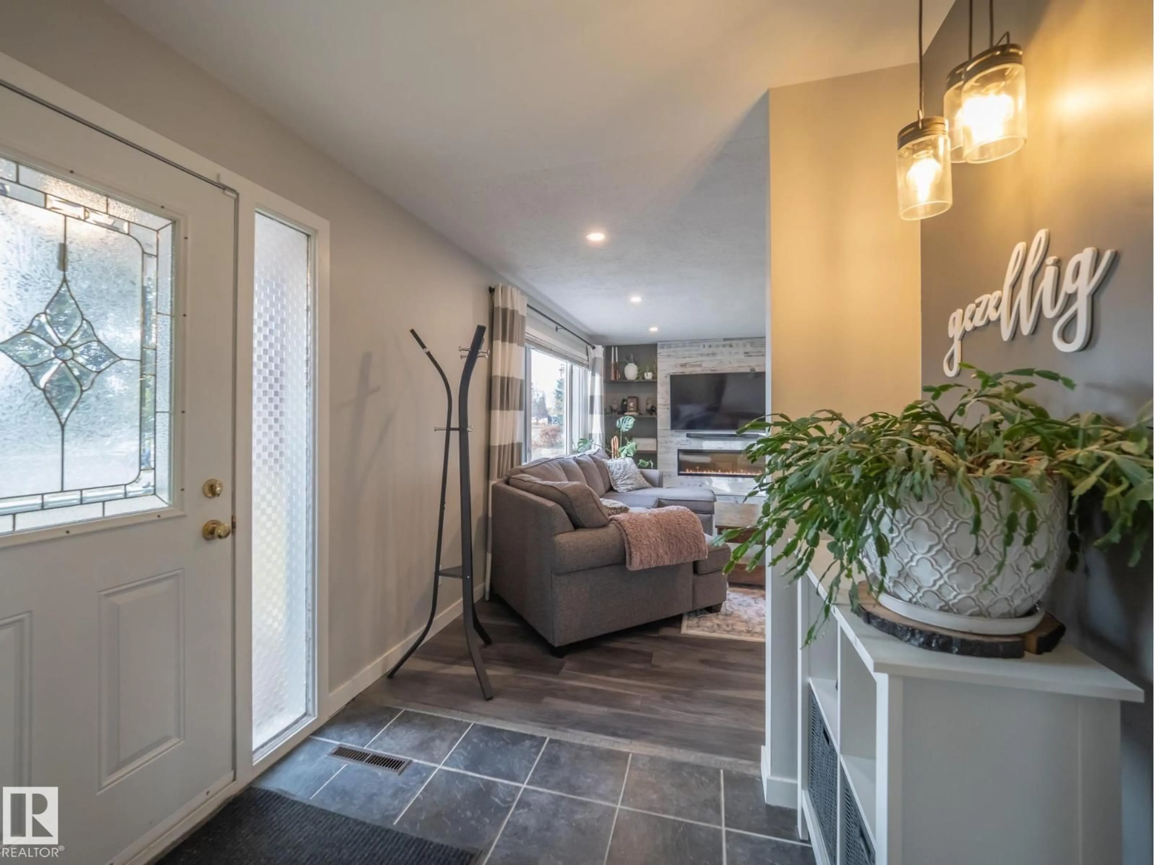 Indoor entryway for 9319 OTTEWELL RD, Edmonton Alberta T6B2G4