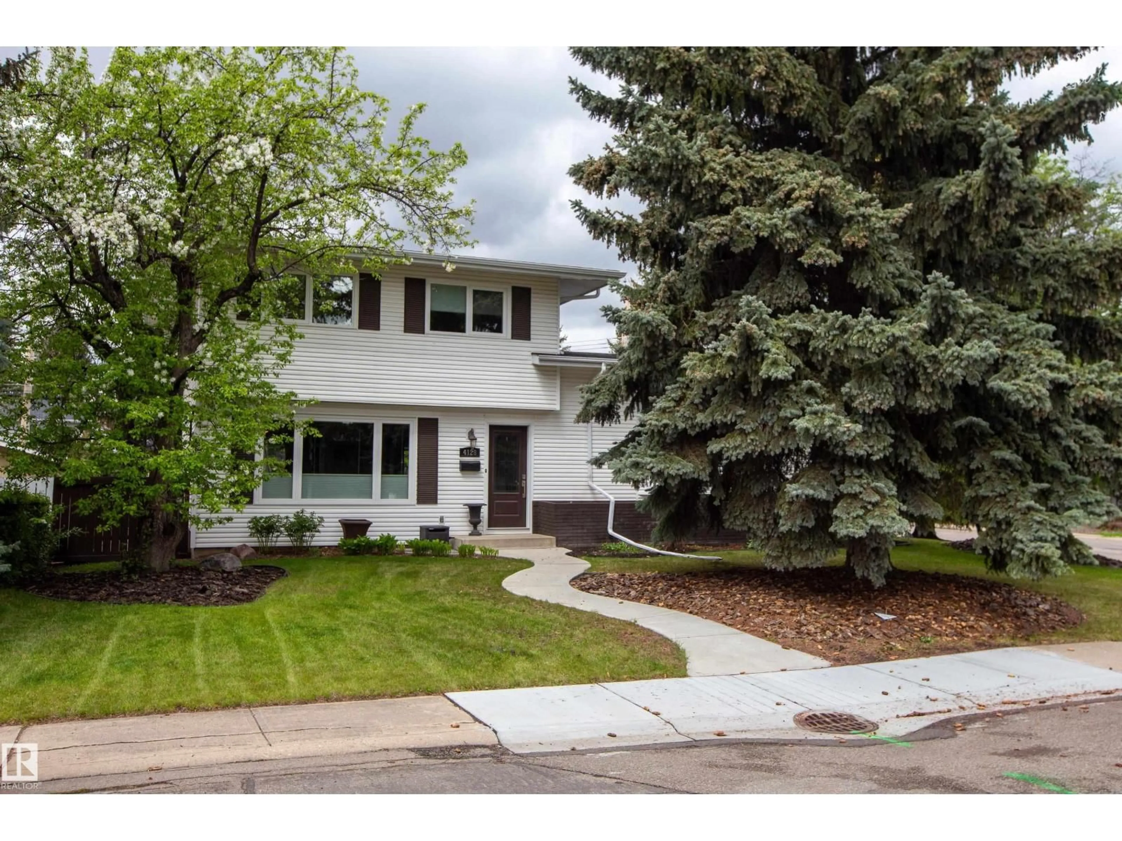 Home with vinyl exterior material, street for 4128 125 ST, Edmonton Alberta T6J2A3