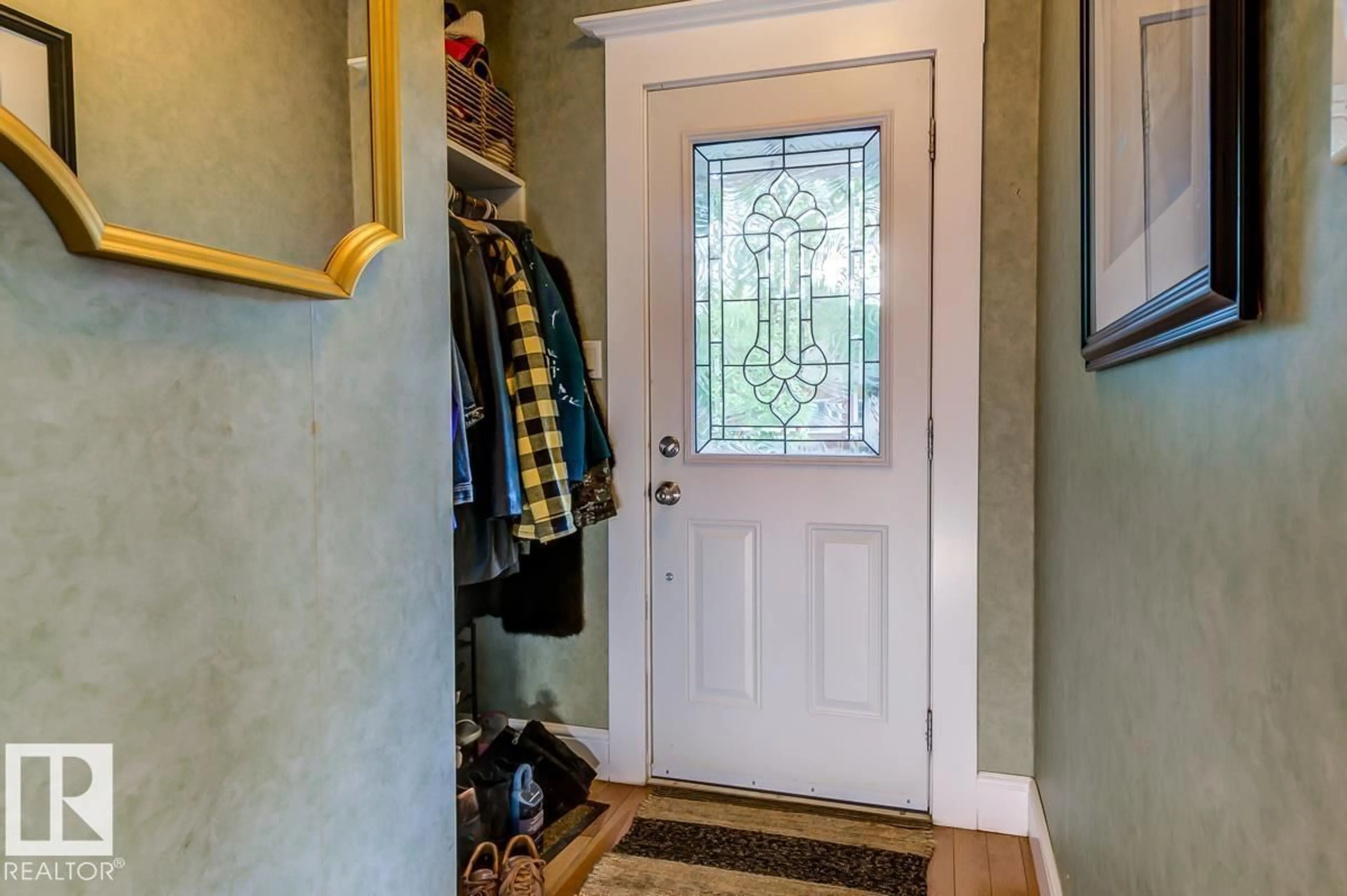 Indoor entryway for 10950 73 AV, Edmonton Alberta T6G0C2